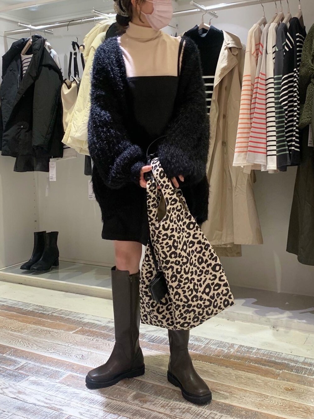 「今日のコーデ、20代コーデ、ミニワンピ、mystic、mystic_mystyle、ミスティック(mystic)、カーディガン、タートルネックニット、ロングブーツコーデ、ootd、低身長コーデ、153cmコーデ、低身長女子、おしゃれさんと繋がりたい、服好きな人と繋がりたい」｜「mysticのスクエアロングブーツ（ブーツ、グリーン系）」を使った、rinkaさん（レディース・153cm）の冬コーディネートの1枚目の写真