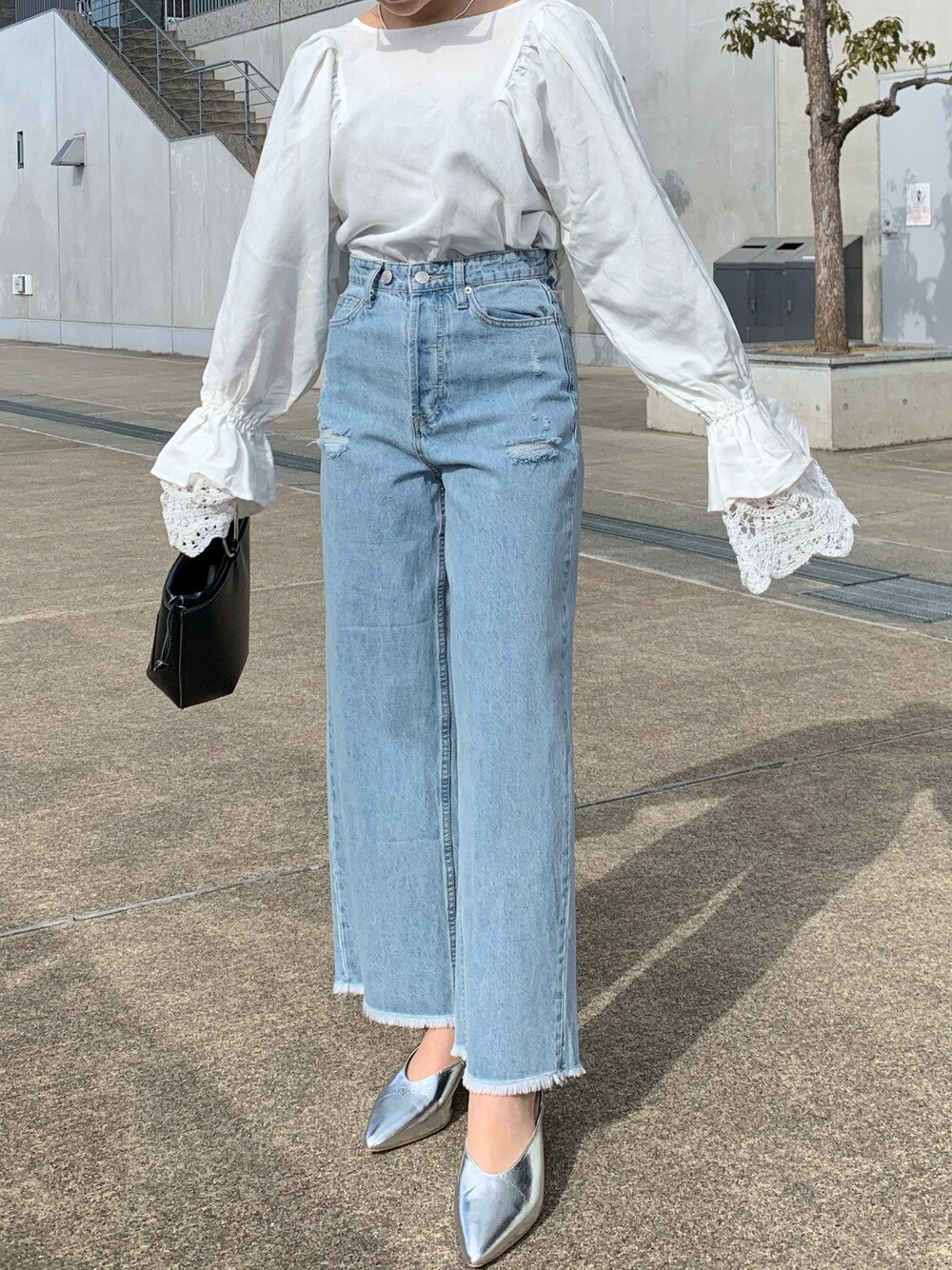 「パンツコーデ、シンプルコーデ、mystic、mystic_mystyle、mystic京都ポルタ店、お洒落さんとつながりたい、おしゃれさんと繋がりたい、服好きな人と繋がりたい、低身長コーデ、デニムコーデ、ブラウスコーデ、ブラウス×デニム」｜「mysticの袖口レースフリルブラウス（シャツ/ブラウス、ホワイト系）」を使った、rinkaさん（レディース・153cm）の冬コーディネートの1枚目の写真