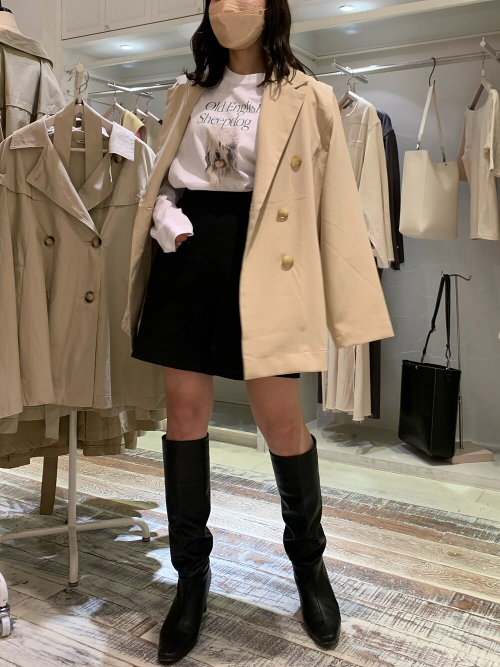 「Tシャツ、春、ジャケット、ショートパンツ、ロングブーツ、低身長、mystic、mystic_mystyle、mystic京都ポルタ店、春コーデ、お洒落さんとつながりたい、お洒落さんと繋がりたい、おしゃれさんと繋がりたい、服好きな人と繋がりたい、いいね、save、フォローお願いします🤑」｜「mysticのテーラージレジャケット（テーラードジャケット、ベージュ系）」を使った、rinkaさん（レディース・153cm）の春コーディネートの1枚目の写真