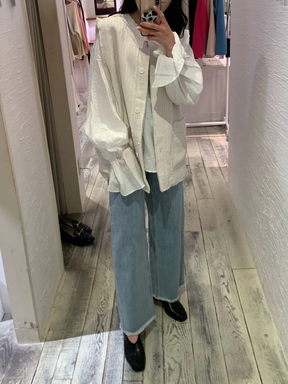「春カラー、春コーデ、淡色コーデ、お洒落さんとつながりたい、お洒落さんと繋がりたい、おしゃれさんと繋がりたい、服好きな人と繋がりたい、いいね、save、フォローお願いします🤑、mystic、mystic京都ポルタ店、mystic_mystyle、デニム、ジレ」｜「mysticのボリュームスリーブシャツ（シャツ/ブラウス、ホワイト系）」を使った、rinkaさん（レディース・153cm）の春コーディネートの1枚目の写真