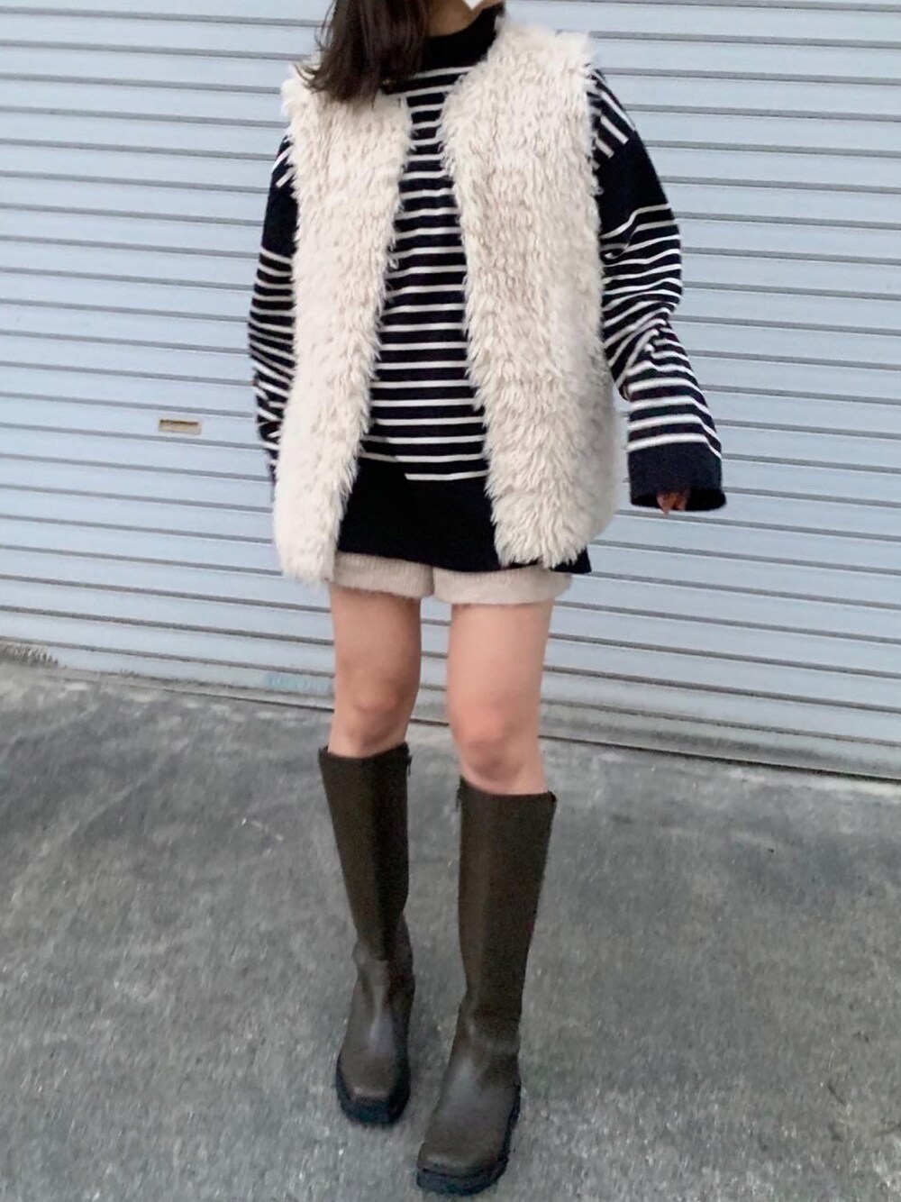 「休日コーデ、お洒落さんと繋がりたい、おしゃれさんと繋がりたい、服好きな人と繋がりたい、mystic、mystic京都ポルタ店、mystic_mystyle、淡色女子、淡色コーデ、ニットパンツ、ロングブーツ、甘めカジュアルコーデ」｜「Kastaneのリブニットショートパンツ（その他パンツ、ベージュ系）」を使った、rinkaさん（レディース・153cm）の冬コーディネートの1枚目の写真