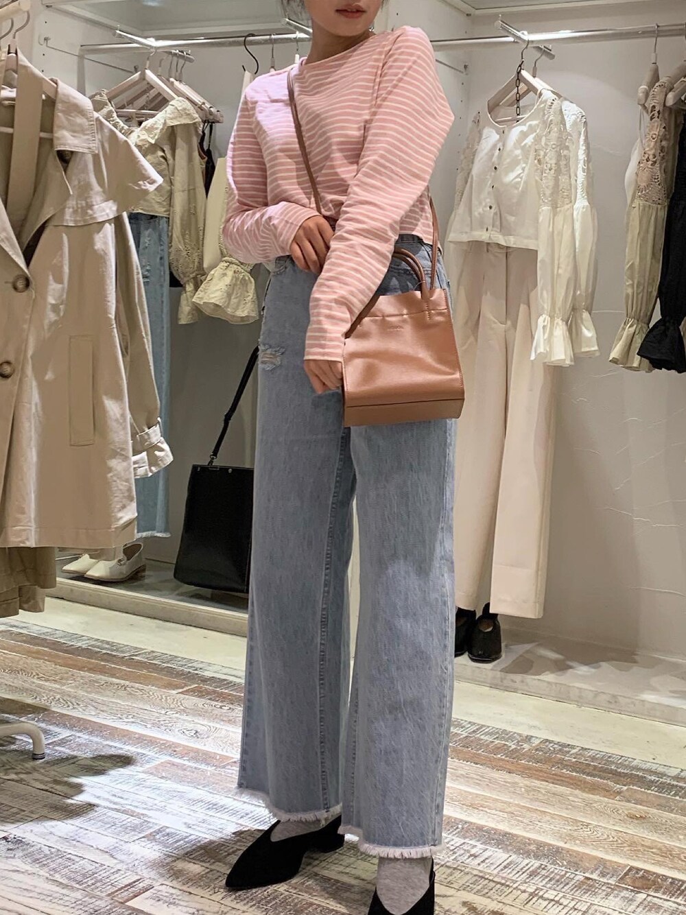 「春コーデ、mystic、mystic京都ポルタ店、mystic_mystyle、お洒落さんとつながりたい、お洒落さんと繋がりたい、おしゃれさんと繋がりたい、服好きな人と繋がりたい、ピンクコーデ、ピンク、デニム、デニムコーデ、低身長」｜「mysticのレイヤードデザインプルオーバー（Tシャツ/カットソー、ピンク系）」を使った、rinkaさん（レディース・153cm）の春コーディネートの1枚目の写真