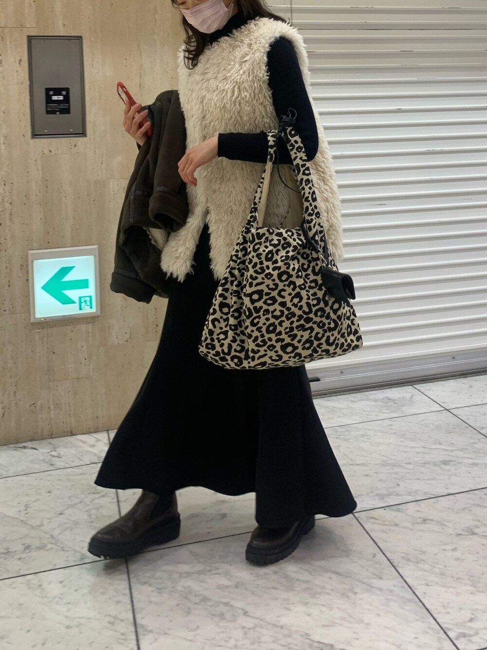 「クリスマスに着たい服、ファーベスト、おしゃれさんと繋がりたい、お洒落さんと繋がりたい、服好きな人と繋がりたい、マーメイドスカート、フェイクファーベスト、loti、お出かけコーデ、mystic、mystic京都ポルタ店、大人コーデ、20代コーデ、低身長コーデ、私の推しブランド」｜「lotiのWEB限定 loti コインケース付きトート（トートバッグ、その他）」を使った、rinkaさん（レディース・153cm）の冬コーディネートの1枚目の写真