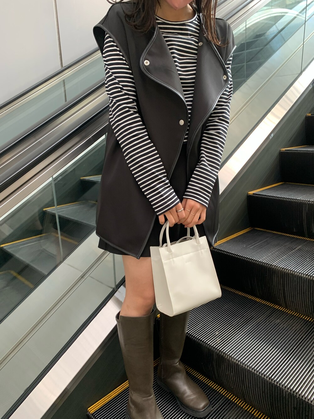「シンプルコーデ、カジュアルコーデ、春コーデ、ジレ、お洒落さんとつながりたい、お洒落さんと繋がりたい、おしゃれさんと繋がりたい、服好きな人と繋がりたい、mystic、mystic_mystyle、mystic京都ポルタ店、いいね、save、フォローお願いします🤑」｜「mysticのポンチジレ（ベスト、ブラック系）」を使った、rinkaさん（レディース・153cm）の春コーディネートの1枚目の写真