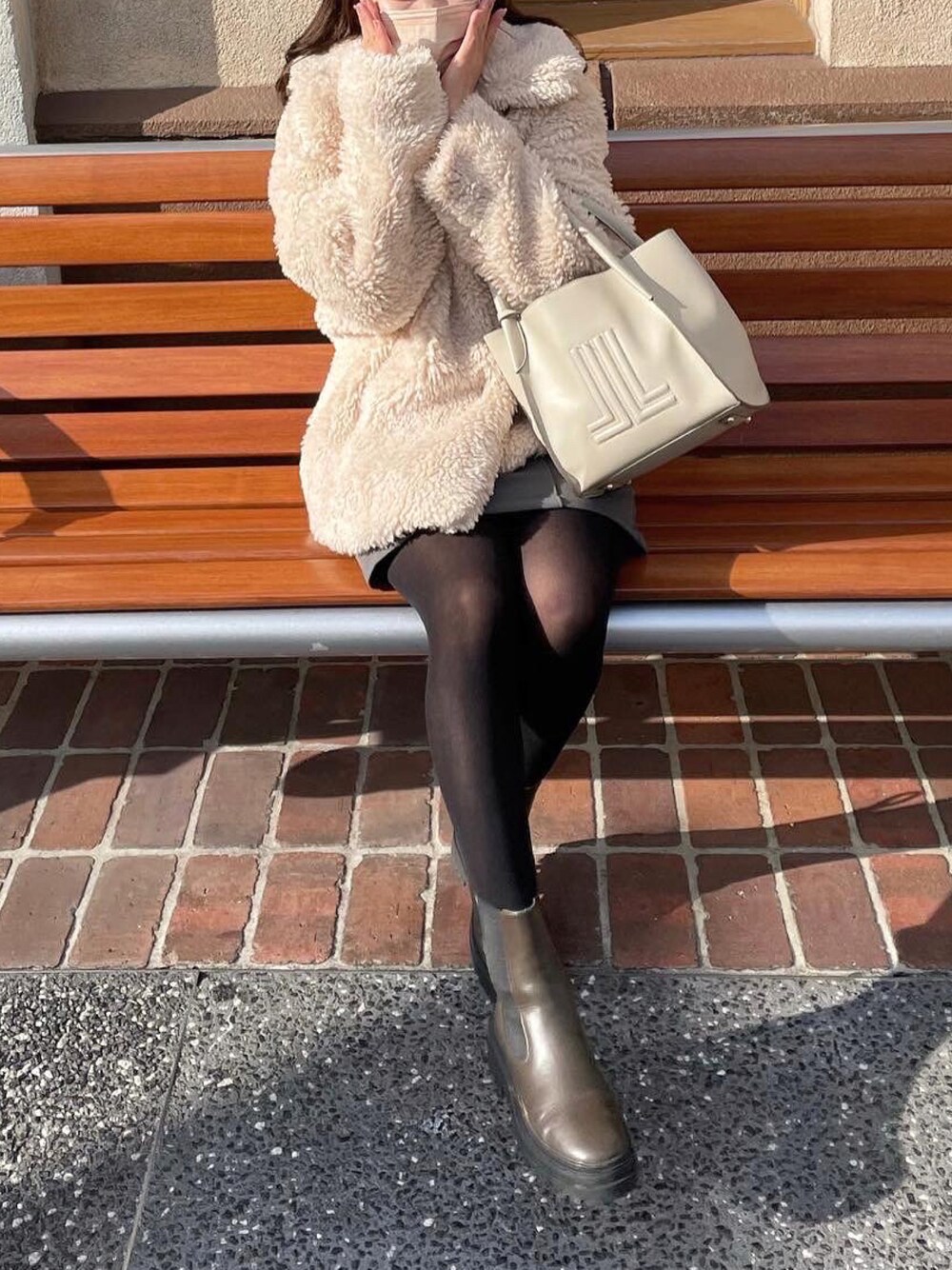 「冬コーデ、ユニバコーデ、ティムコーデ、ファーアウター、おしゃれさんと繋がりたい、服好きな人と繋がりたい、淡色女子、淡色コーデ、サイドゴアブーツ、低身長、低身長コーデ、mystic、ミスティック(mystic)」｜「VISのゆるもこボアに癒され。ボアブルゾン（ブルゾン、ベージュ系）」を使った、rinkaさん（レディース・153cm）の冬コーディネートの1枚目の写真