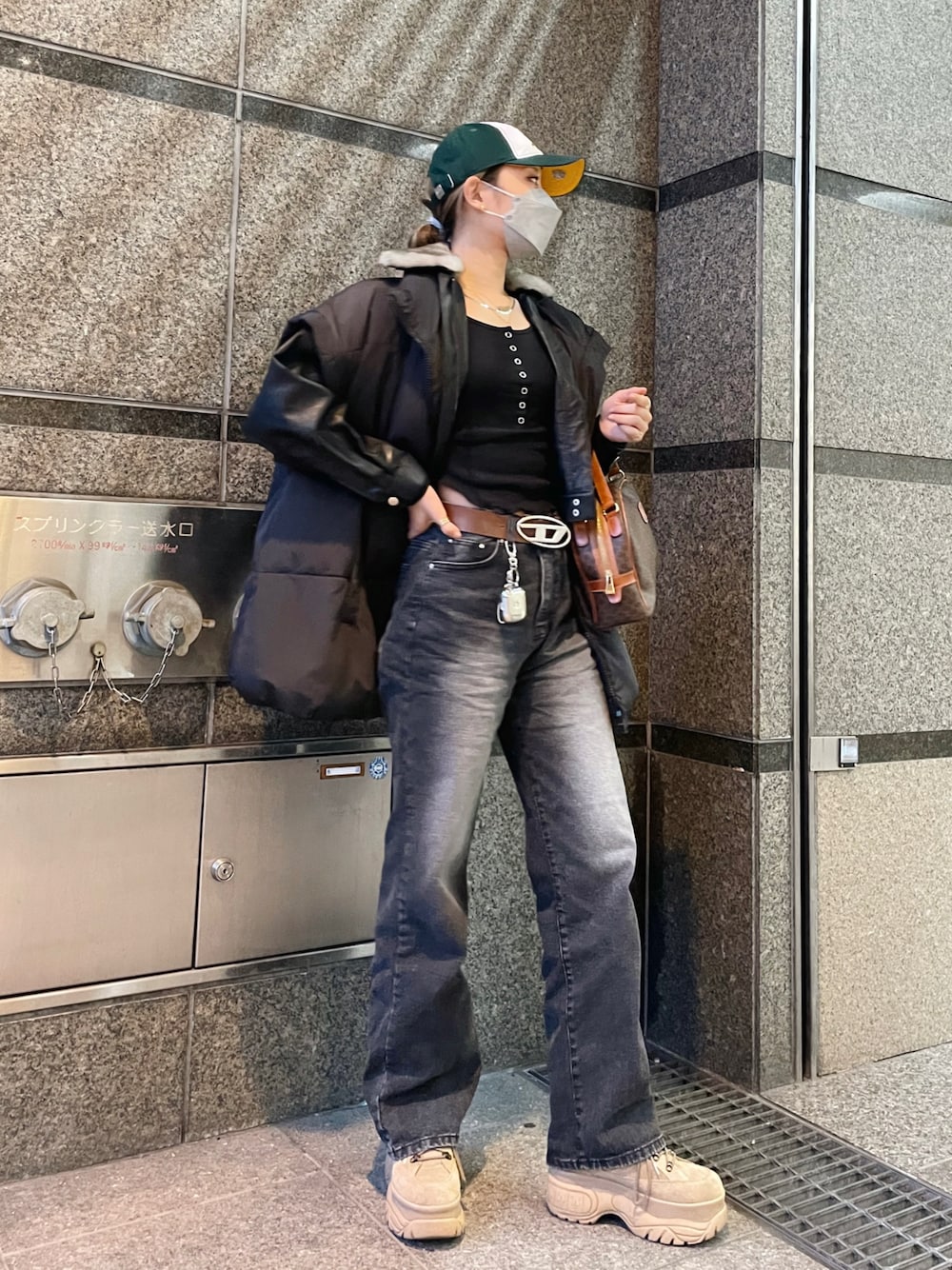 ブラック系のトップス、ブラック系のダウンベスト、ブラック系のジャケット/アウターを着用したレディースの春コーディネートの1枚目の写真