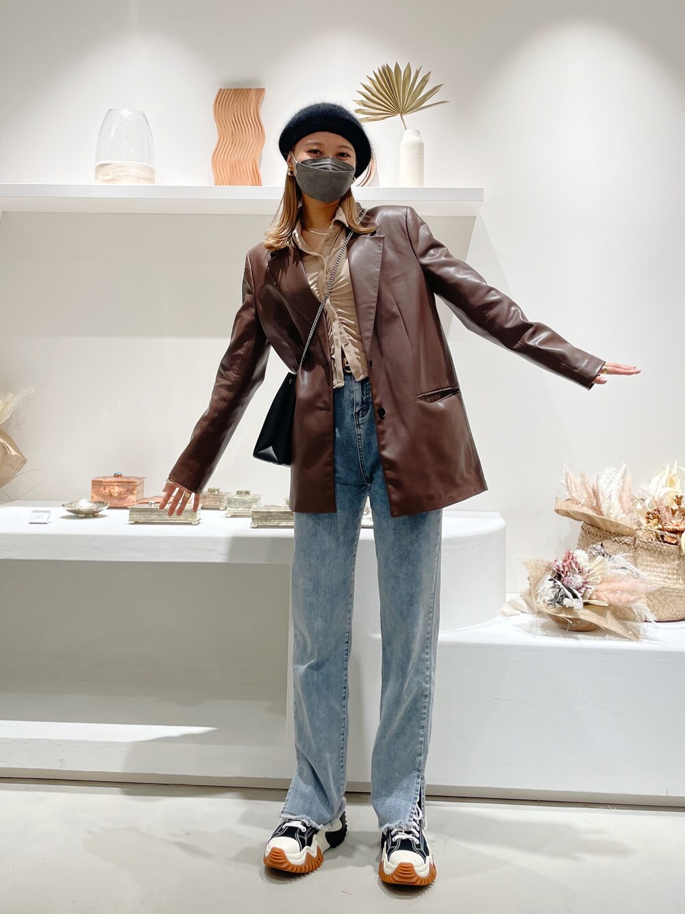 「春服、韓国ファッション、コンバース、レザージャケット、デニム、デニムパンツ、デニムコーデ、春アウター、厚底シューズ、Abeundmor、シャツスタイル、ZARA、GRL、スニーカー、カジュアルコーデ」｜「GRLのアンゴラベレー帽（ハンチング/ベレー帽、ブラック系）」を使った、しゅなたんさん（レディース・168cm）の冬コーディネートの1枚目の写真