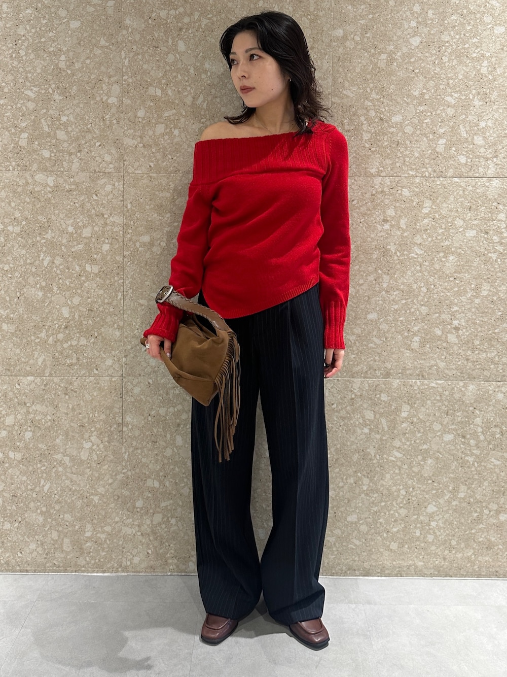 レッド系のニット/セーター、ブラック系のその他パンツ、ブラウン系のローファーを着用したレディースの秋コーディネートの1枚目の写真