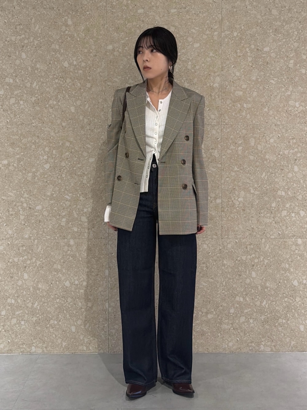 ベージュ系のその他アウター、ホワイト系のニット/セーター、ブルー系のデニムパンツを着用したレディースの秋コーディネートの1枚目の写真
