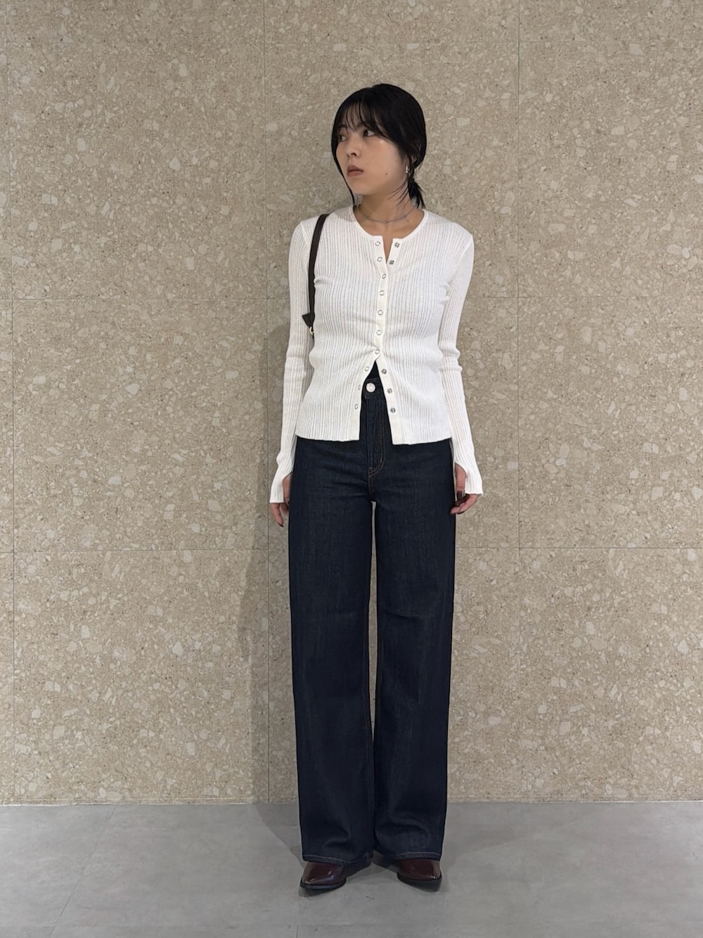 ホワイト系のニット/セーター、ブルー系のデニムパンツ、レッド系のパンプスを着用したレディースの秋コーディネートの1枚目の写真