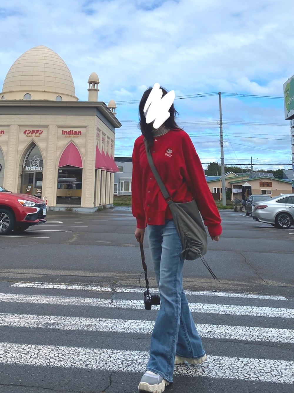 「ペコちゃん、レッド、ジーンズ、moussy、Samansa Mos2、ショルダーバッグ、秋服まるっと大公開、カーキ、休日スタイル、おでかけコーデ、秋コーデ、大人かわいい、シアートップス、初秋コーデ、旅行コーデ」｜「Samansa Mos2のアイテム（ショルダーバッグ、グリーン系）」を使った、NAO☺︎さん（レディース・159cm）の秋コーディネートの1枚目の写真