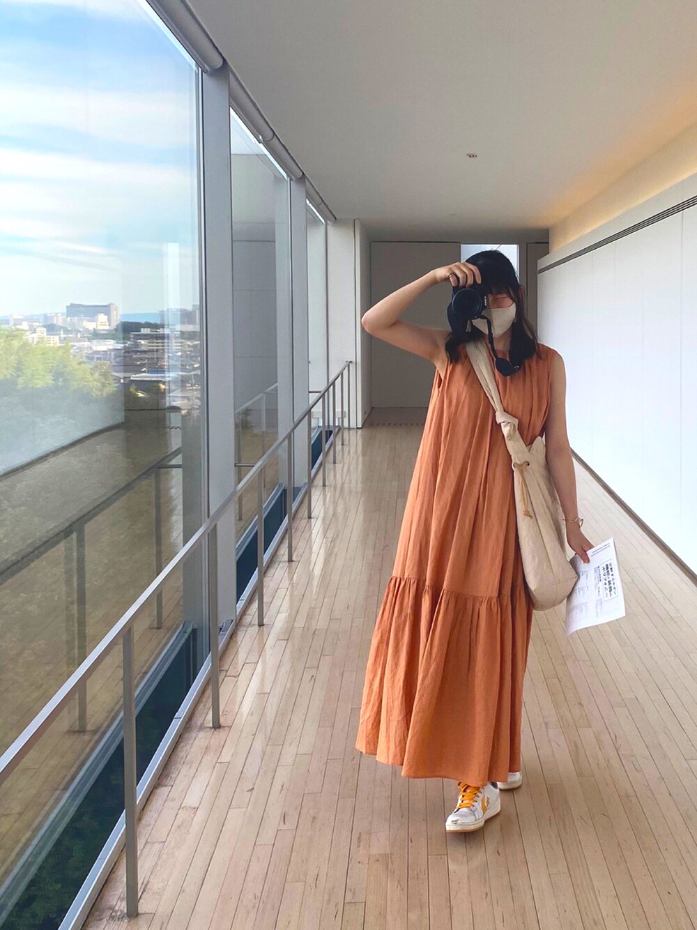 「真夏のアクティブスタイル、カジュアルコーデ、ラクチンコーデ、シンプルコーデ、オレンジコーデ、ロングワンピース、夏コーデ、夏」｜「BEAMS HEARTのBEAMS HEART / ノースリーブ ギャザーワンピース（ワンピース、オレンジ系）」を使った、NAO☺︎さん（レディース・159cm）の夏コーディネートの1枚目の写真