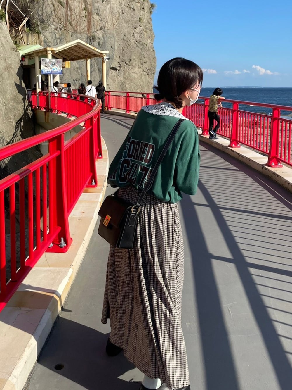「秋冬、ラフコーデ、大人カジュアル、チェック、スカート、つけ襟、革靴、CELINE、moussy、秋コーデ、earth music&ecology、Manhattan Portage」｜「CELINEのアイテム（ショルダーバッグ、ブラック系）」を使った、NAO☺︎さん（レディース・159cm）の秋コーディネートの1枚目の写真