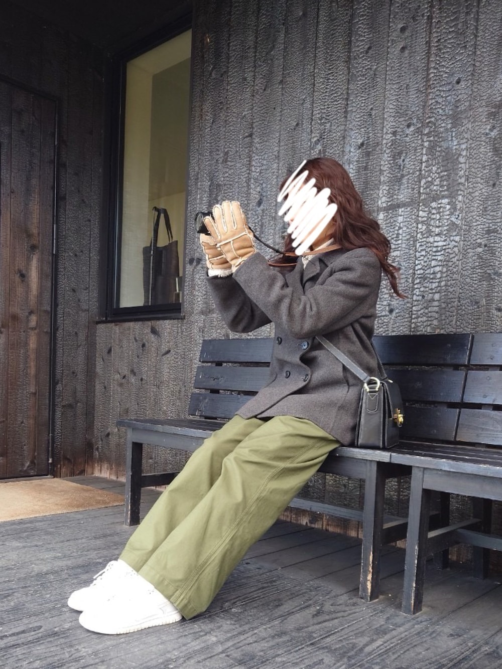 「旅行、JOURNAL STANDARD relume、NIKE、CELINE、BEAMS HEART、Polo Ralph Lauren、ベイカーパンツ、ピーコート、手袋、ショルダーバッグ、冬コーデ、スニーカーコーデ、オトナカワイイ、シャツスタイル、パンツスタイル」｜「CELINEのアイテム（ショルダーバッグ、ブラック系）」を使った、NAO☺︎さん（レディース・159cm）の冬コーディネートの1枚目の写真