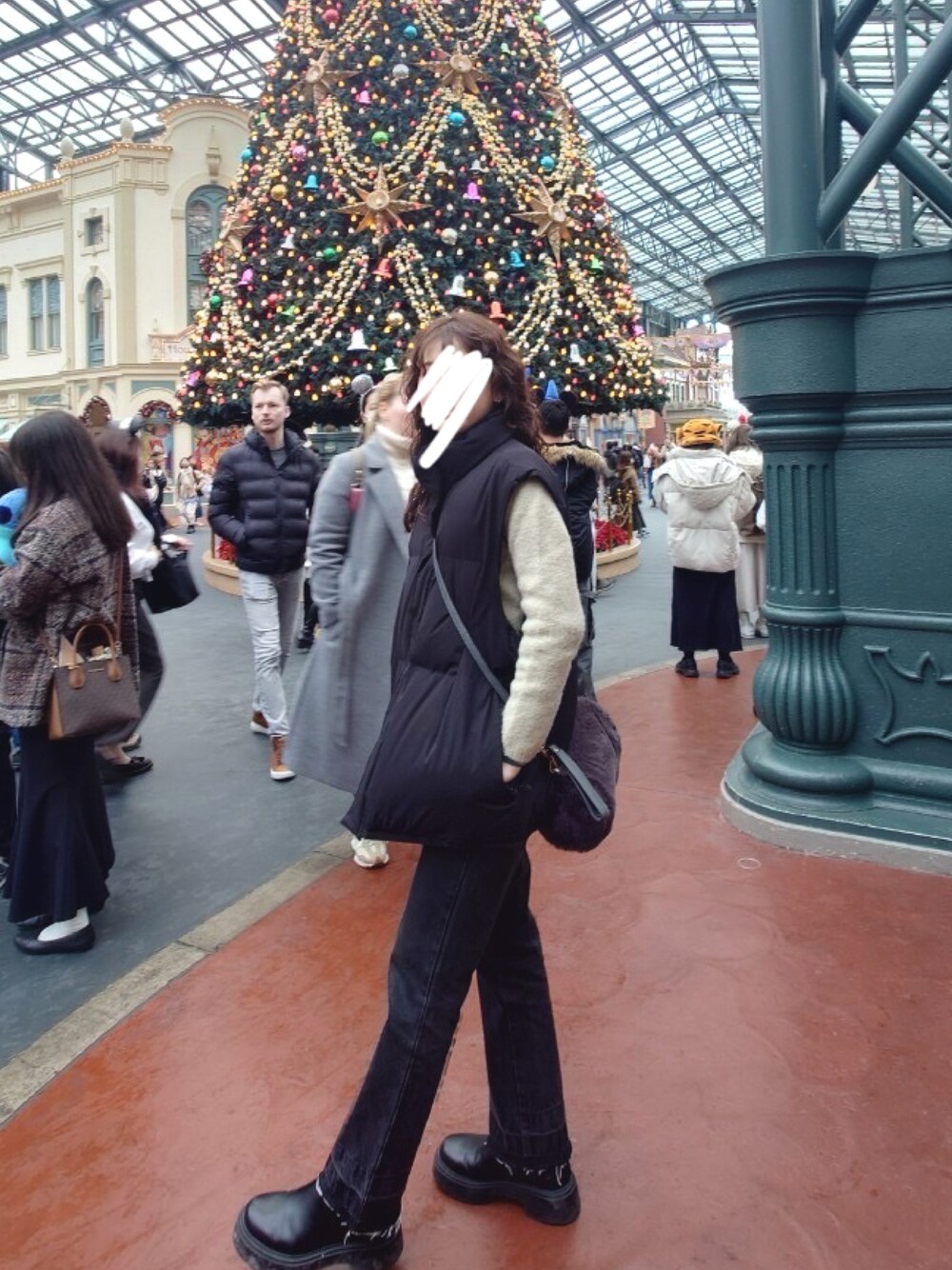「クリスマスコーデ、クリスマスカラー、ダウンベスト、グリーンコーデ、ブーツ、ニット、黒、ジーンズ、ZARA、パーマ、大人コーデ、冬アウター、パンツスタイル」｜「ZARAのアイテム（ブーツ、ブラック系）」を使った、NAO☺︎さん（レディース・159cm）の冬コーディネートの1枚目の写真