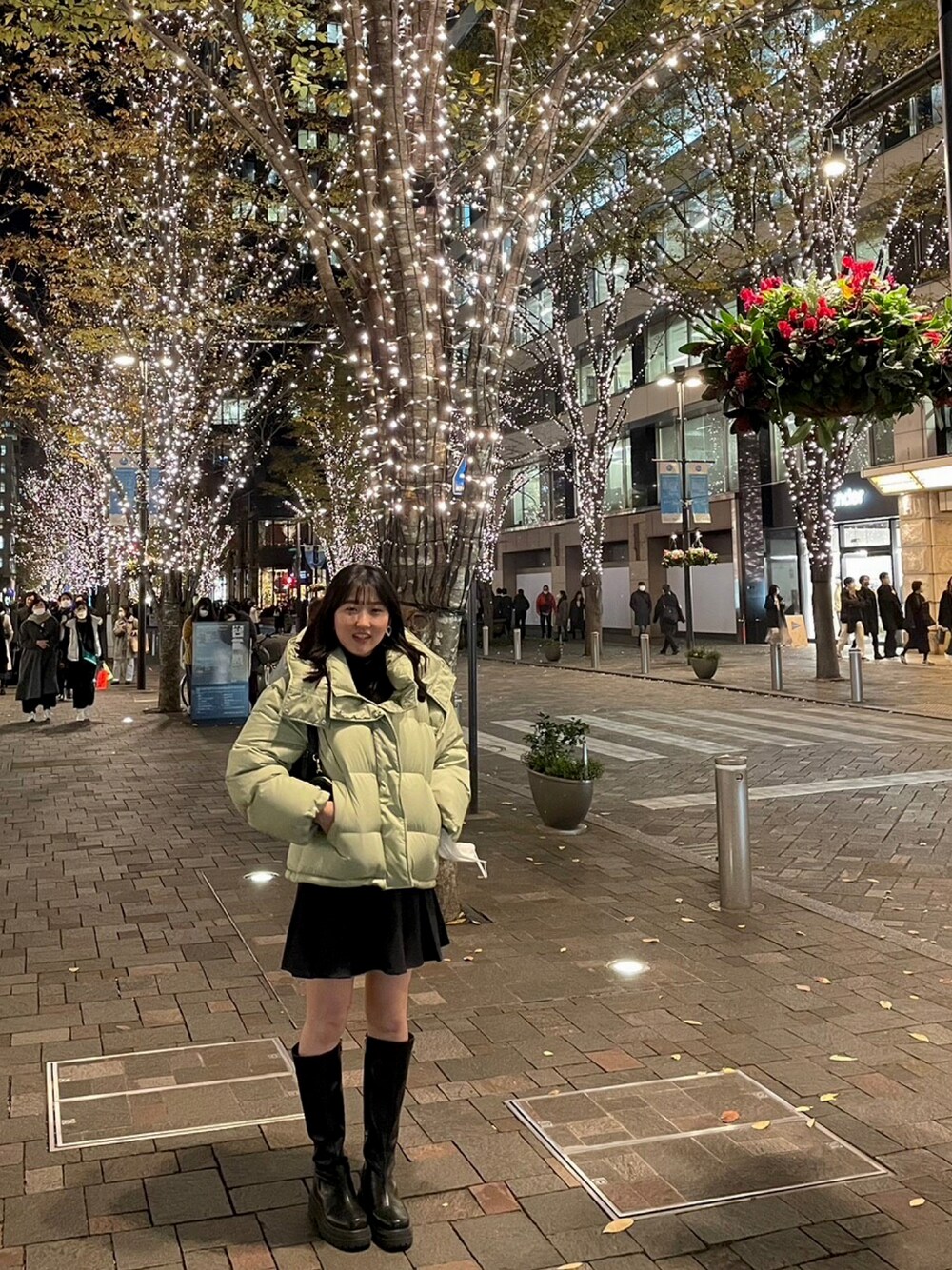 「Chico、ハンドバッグ、ラウンドショルダー、スカート、ミニスカート、ロングブーツ、ダウンジャケット、moussy、SLY、冬、タートルネック」｜「SLYのCHUNKY SOLE SQUARE KNEE BOOTS/チャンキーソールスクエアニーブーツ（ブーツ、ブラック系）」を使った、NAO☺︎さん（レディース・159cm）の冬コーディネートの1枚目の写真