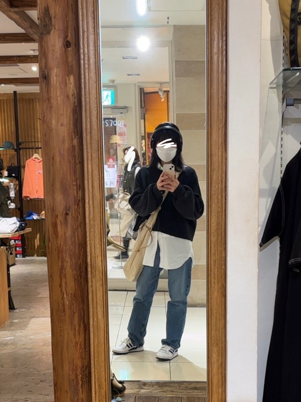 「春服デビュー宣言、UNIQLO、UNIQLO U、デニム、スニーカー、adidas、JEANASiS、春コーデ」｜「adidasのadidas アディダス FORUM LOW J フォーラム ロー FY7974 FWHT/RBLU/FWHT（スニーカー、ホワイト系）」を使った、NAO☺︎さん（レディース・159cm）の春コーディネートの1枚目の写真