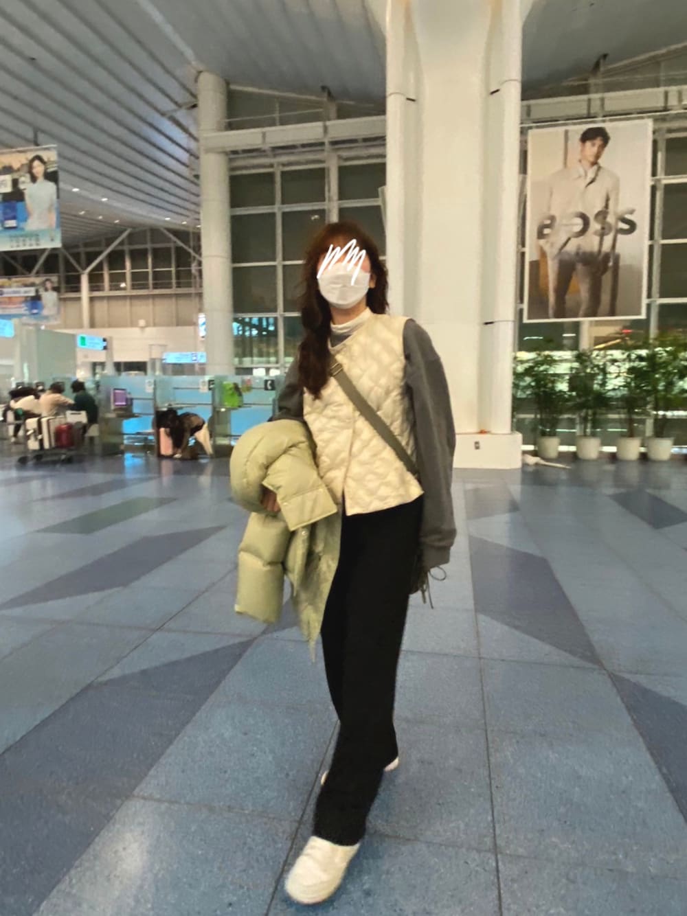 「休日スタイル、おでかけコーデ、大人カジュアル、パンツコーデ、ラクチンコーデ、シンプル、UNIQLO、NIKE、moussy、Samansa Mos2、ダウンベスト、ダウンジャケット、ショルダーバッグ、スニーカー、タックワイドパンツ」｜「UNIQLOのアイテム（ジャケット/アウター、ホワイト系）」を使った、NAO☺︎さん（レディース・159cm）の春コーディネートの1枚目の写真