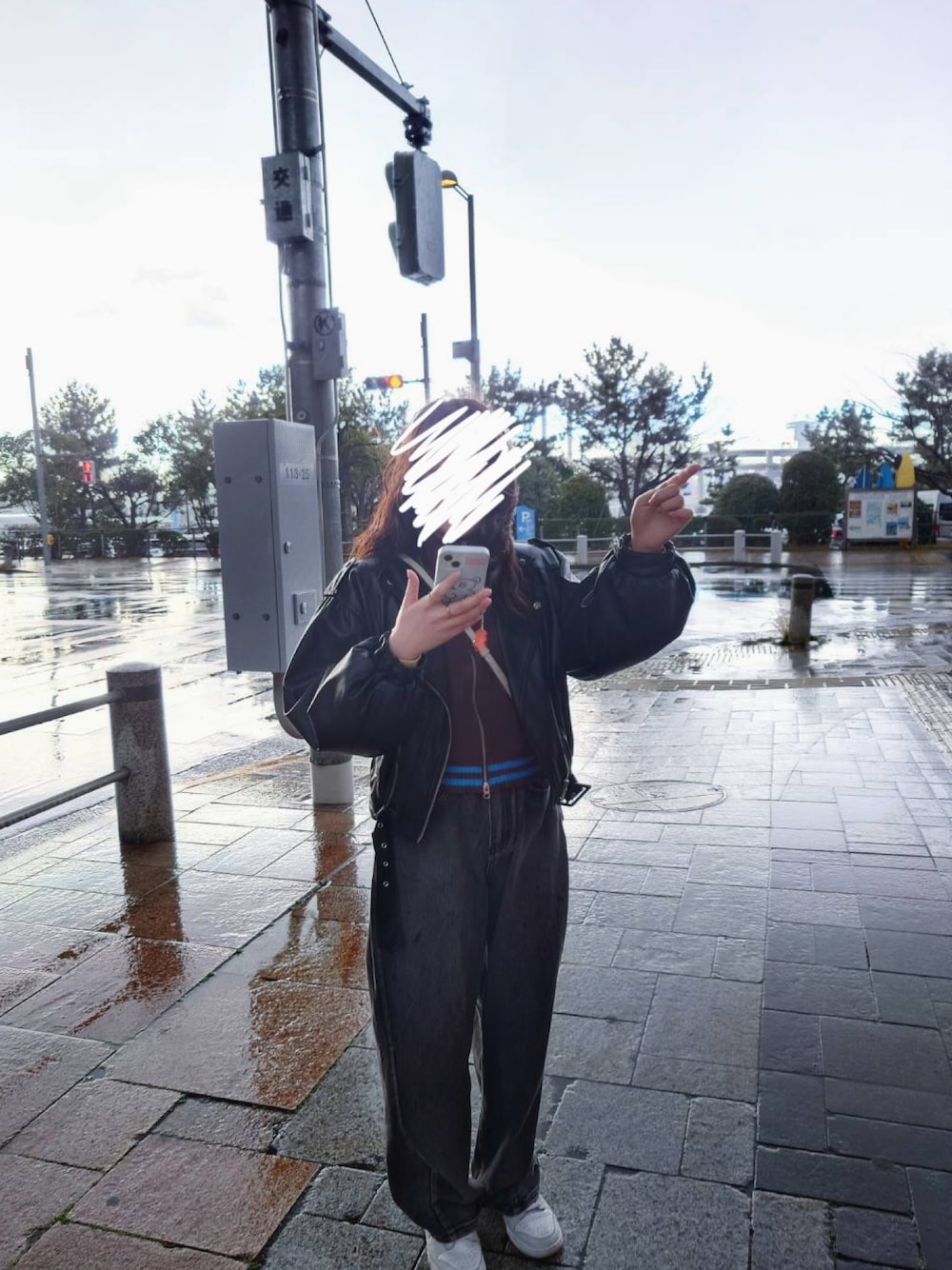 「モノトーン、雨の日コーデ、韓国ファッション、matinkim、デニム、オトナカジュアル、スニーカー、NIKE、HARE、ライダースジャケット」｜「NIKEの【NIKE】NIKE DUNK LOW（スニーカー、ホワイト系）」を使った、NAO☺︎さん（レディース・159cm）の夏コーディネートの1枚目の写真