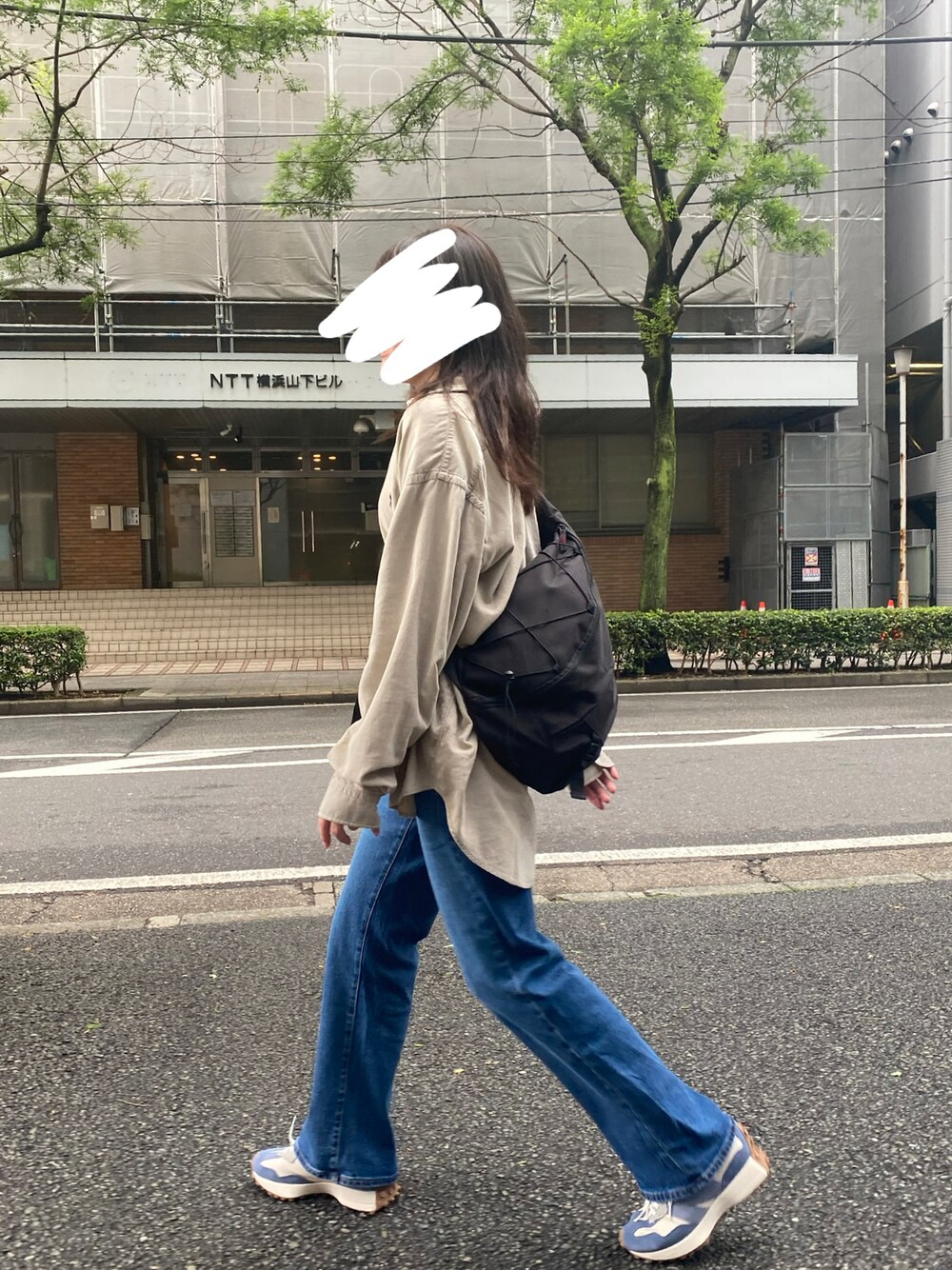 「バッグ、三角バッグ、ボディバッグ、ジーンズ、デニム、古着、NEWBALANCE、Polo Ralph Lauren、野球観戦」｜「POLO RALPH LAURENのアイテム（シャツ/ブラウス、ベージュ系）」を使った、NAO☺︎さん（レディース・159cm）の春コーディネートの1枚目の写真