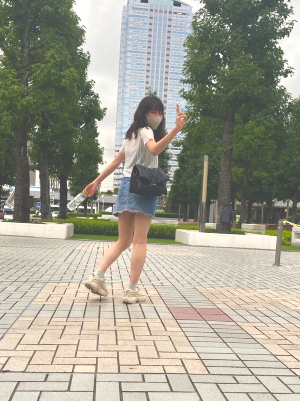 「カジュアルコーデ、スニーカー、スカート、デニムスカート、American Eagle、FILA、ALAND、H&M」｜「ALANDの3.3Field Trip／BUTTON-UP T  2297678（カーディガン/ボレロ、ベージュ系）」を使った、NAO☺︎さん（レディース・159cm）の秋コーディネートの1枚目の写真