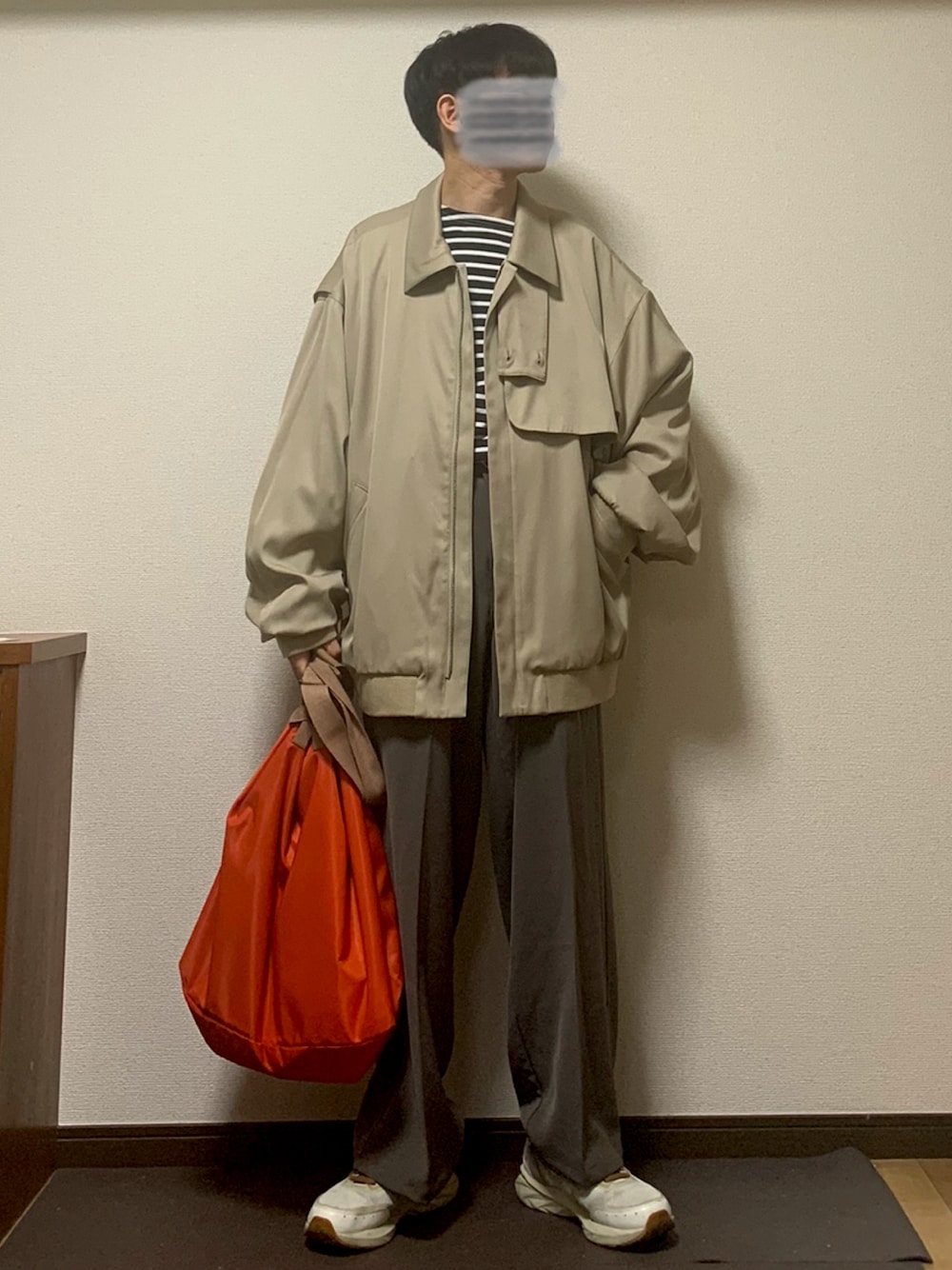 「秋ルック紹介するよ、大人カジュアル、カジュアルコーデ、きれいめカジュアル、ビックシルエット、メンズコーデ、秋🍁コーデ、ボーダー、オレンジ、ベージュ、ブラウン、スニーカーコーデ、低身長」｜「shiki tokyoの22AW Oversized Flight Jacket / オーバーサイズフライトジャケット（ブルゾン、ベージュ系）」を使った、Kaiseiさん（メンズ・164cm）の秋コーディネートの1枚目の写真