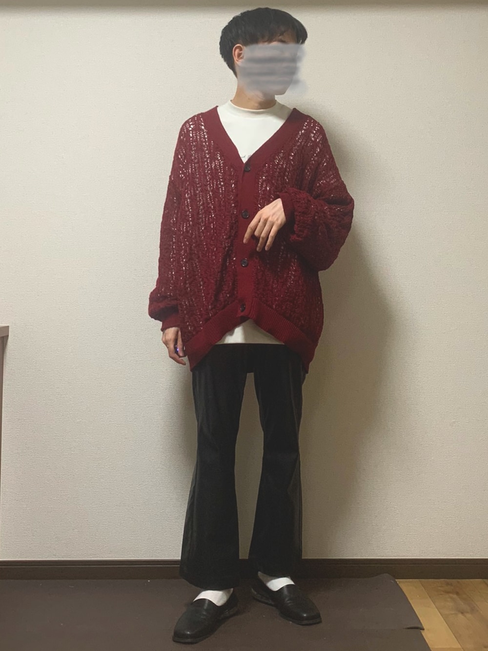 「秋ルック紹介するよ、今日のコーデ、シンプルスタイル、カーディガン、スカシアミニット、秋服コーデ、キレイめコーデ、きれいめカジュアル」｜「ENDER PRODUCTSのビッグシルエット レース編みVネックニットカーディガン 2022 【ENDER PRODUCTS/エンダープロダクツ】（カーディガン/ボレロ、レッド系）」を使った、Kaiseiさん（メンズ・164cm）の秋コーディネートの1枚目の写真