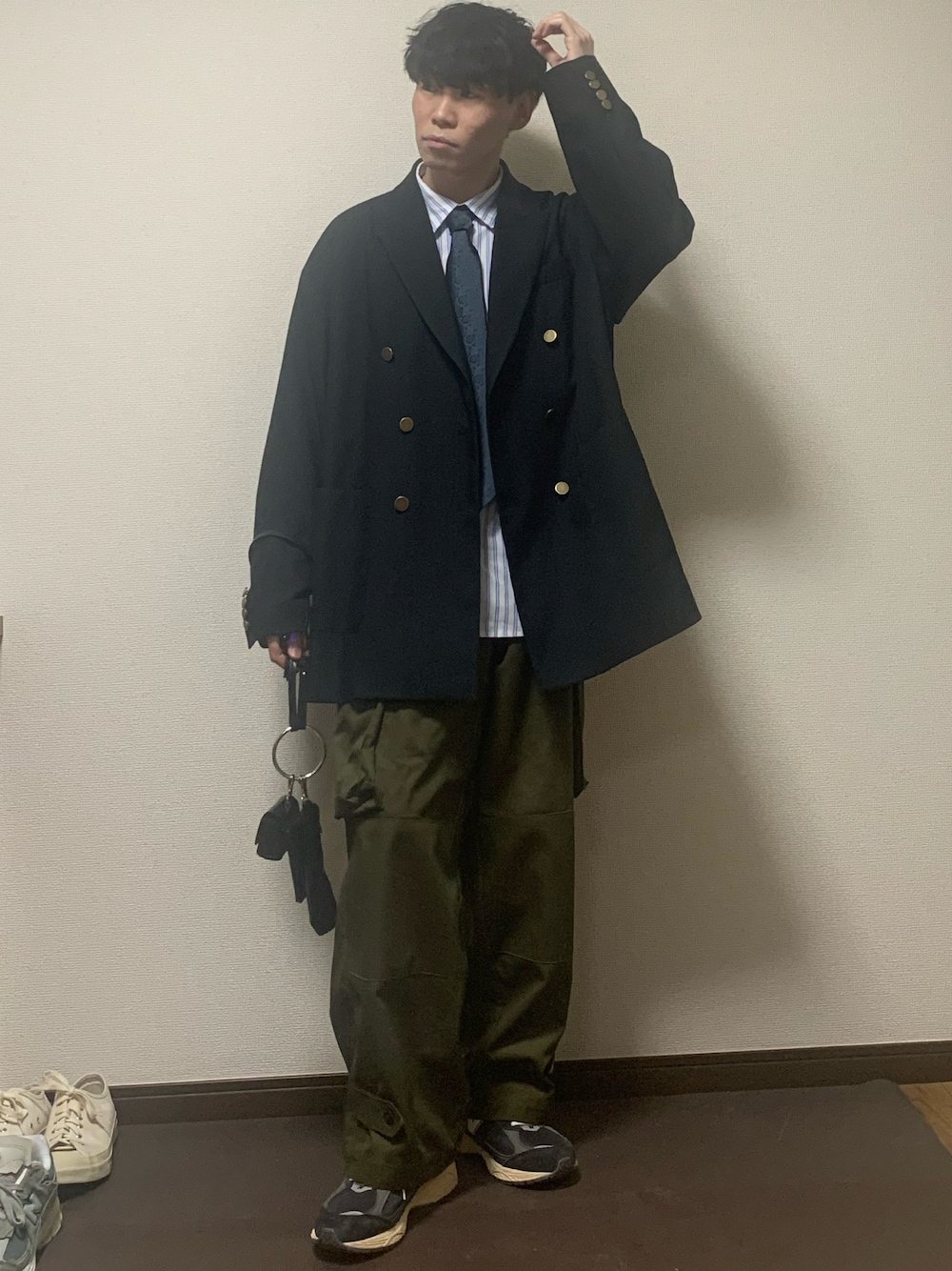 「春服デビュー宣言、レイヤードスタイル、おしゃれさんと繋がりたい、タイドアップ、ストライプシャツ、ジャケット、カーゴパンツ、低身長コーデ、古着MIX、70's、プレッピー、ネイビー、カーキ、ブラック」｜「EMMA CLOTHESのTR綾ストレッチ オーバーサイズピークドラペル金ボタンダブルジャケット/ブレザー EMMA CLOTHES 2023SS（テーラードジャケット、ブラック系）」を使った、Kaiseiさん（メンズ・164cm）の春コーディネートの1枚目の写真