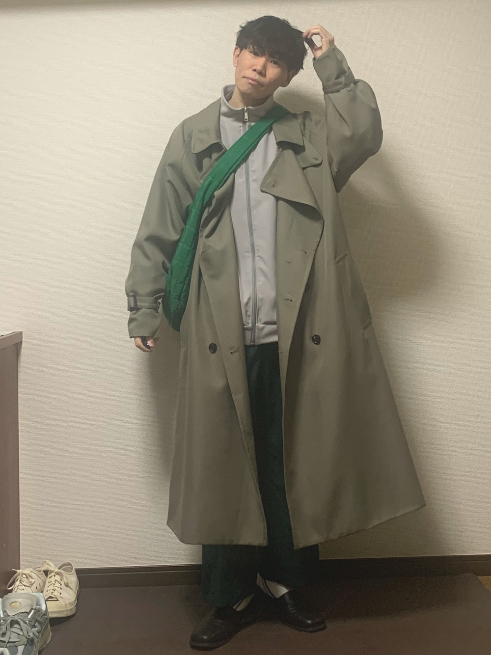 「春服デビュー宣言、お洒落さんとつながりたい、今日のコーデ、大人コーデ、きれいめカジュアル、メンズファッション、トレンチコート、トラックジャケット、レイヤードスタイル、低身長、フレアパンツ」｜「NILWAYの花刺繍配色ライントラックジャケット（ジャージ、グレー系）」を使った、Kaiseiさん（メンズ・164cm）の春コーディネートの1枚目の写真