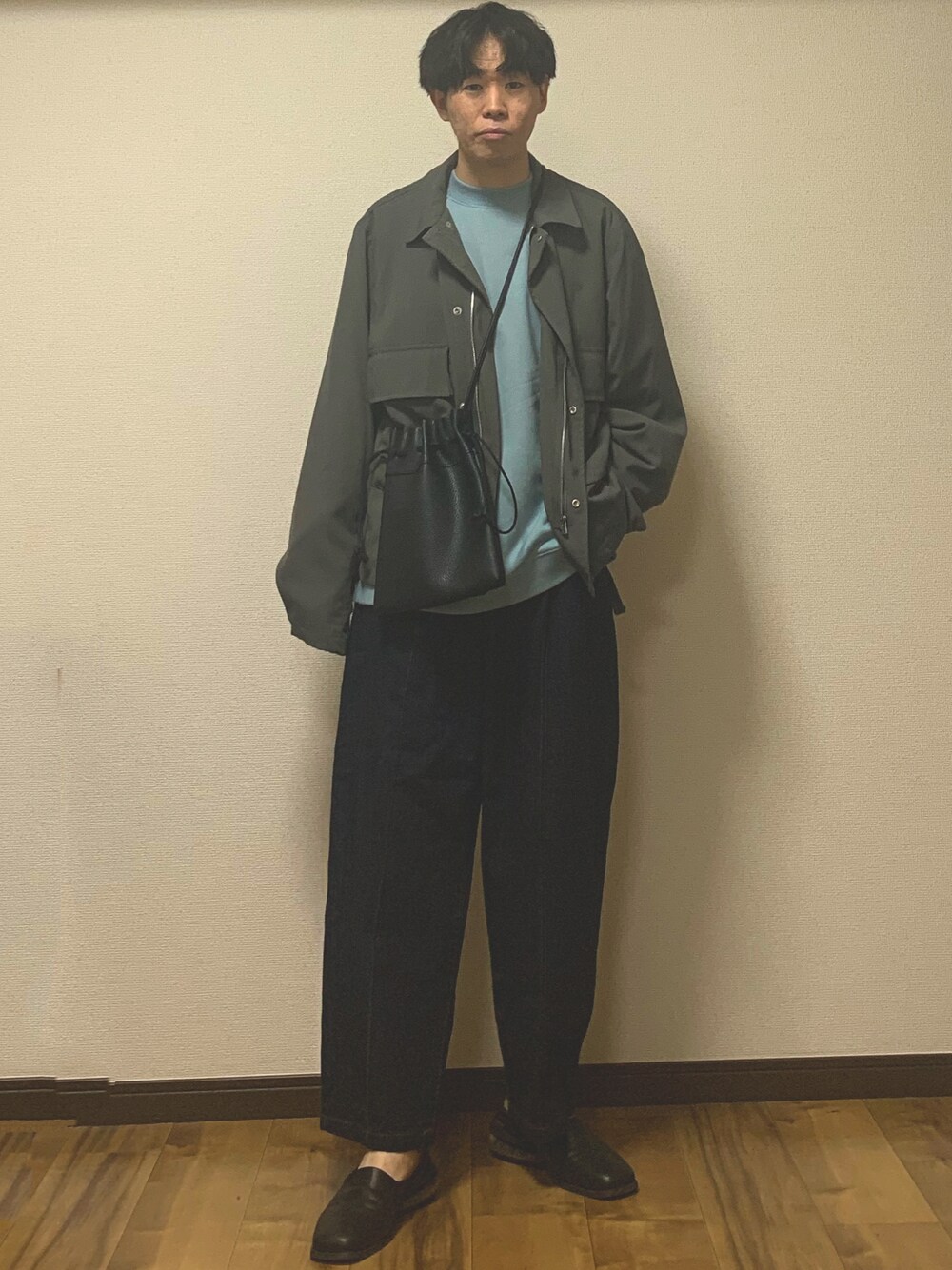 グレー系のブルゾン、ブルー系のスウェット、ブルー系のデニムパンツを着用したメンズの春コーディネートの1枚目の写真