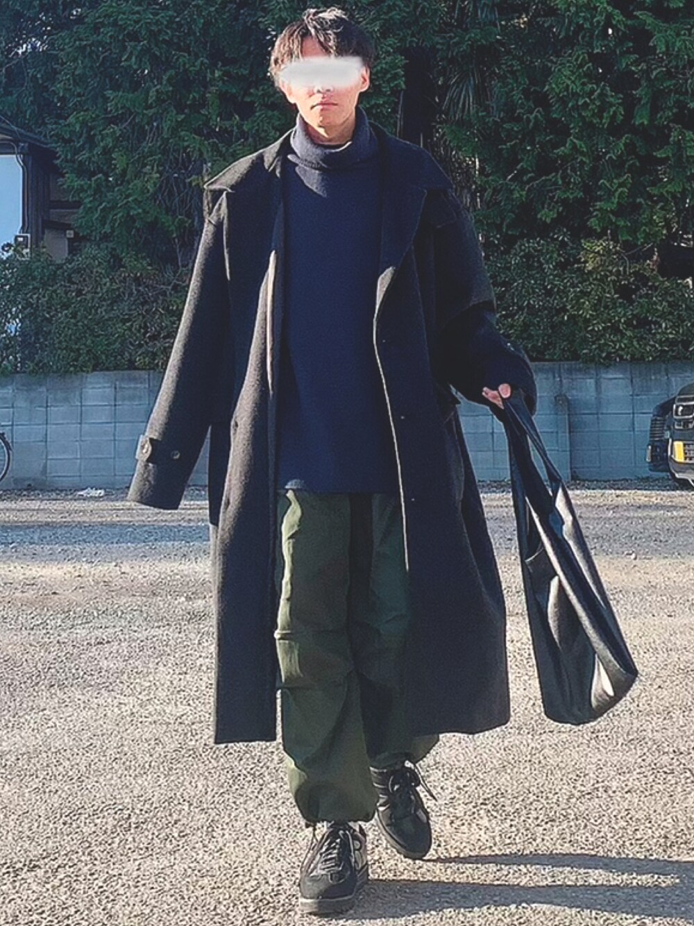 「休日スタイル、冬コーデ、カーゴパンツ、ネイビー×カーキ、きれいめカジュアル、ジャーマントレーナー、低身長」｜「epnokのウールブレンドステンカラーコート（ステンカラーコート、ブラック系）」を使った、Kaiseiさん（メンズ・164cm）の冬コーディネートの1枚目の写真