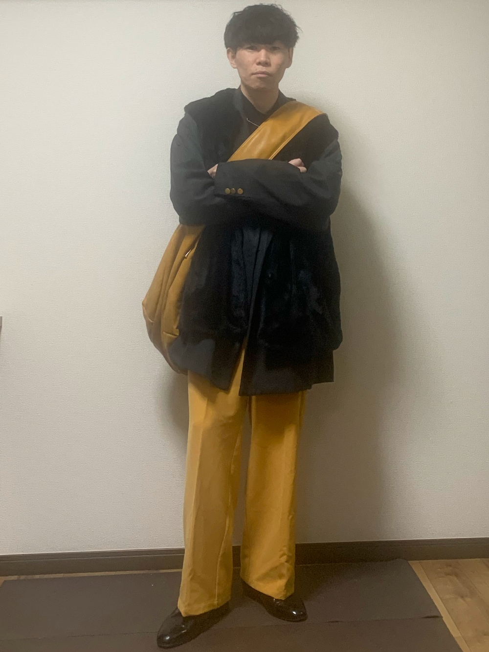 「春服デビュー宣言、大人コーデ、きれいめカジュアル、カラーコーデ、イエロー×ブラック、低身長、レイヤードスタイル、ブレザー、ジャケット」｜「ENDER PRODUCTSのTRカルゼ ビッグシルエットピークドラペル金ボタンダブルテーラードジャケット 【ENDER PRODUCTS/エンダープロダクツ】（テーラードジャケット、グレー系）」を使った、Kaiseiさん（メンズ・164cm）の春コーディネートの1枚目の写真