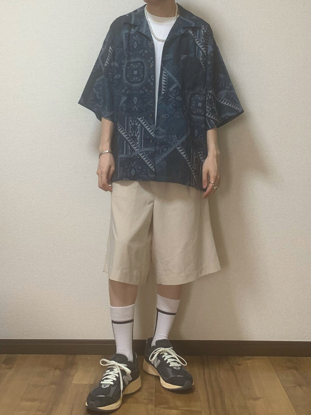ブルー系のシャツ/ブラウス、ホワイト系のその他パンツ、ブルー系のスニーカーを着用したメンズの夏コーディネートの1枚目の写真