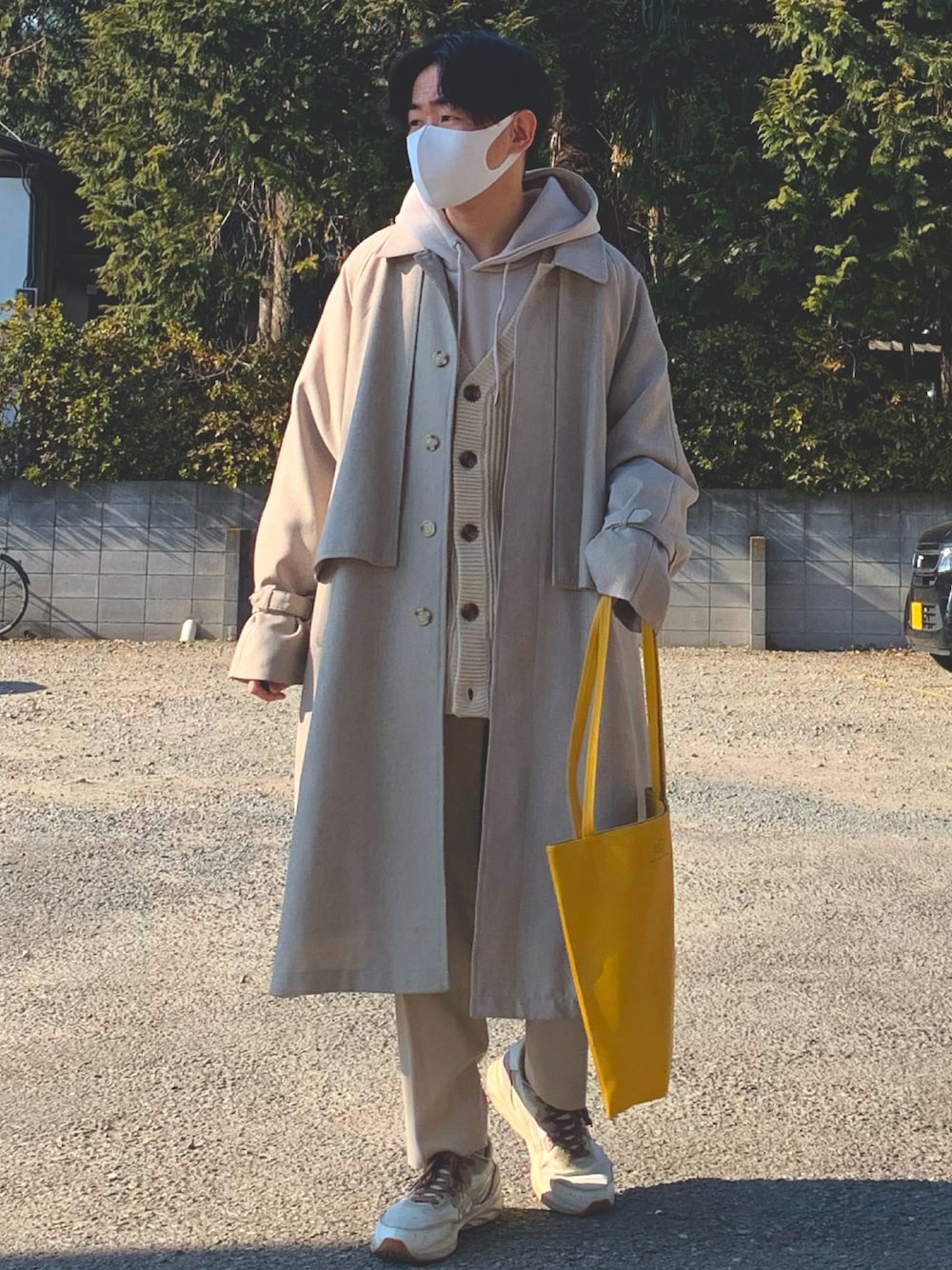 「春コーデ、トレンチコート×パーカー、カーディガン、ホワイトコーデ、イエロー、低身長」｜「FREAK'S STOREのアイテム（トレンチコート、ベージュ系）」を使った、Kaiseiさん（メンズ・164cm）の冬コーディネートの1枚目の写真