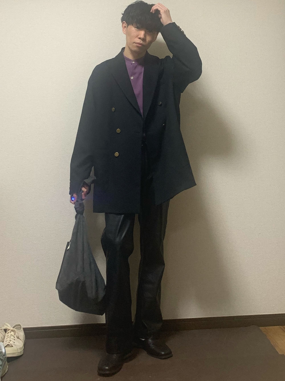 「春服デビュー宣言、キレイめ、春服、シンプル、モード、パープル×黒、レザーパンツ、ジャケット、ブレザー、低身長、ブラック」｜「EMMA CLOTHESのTR綾ストレッチ オーバーサイズピークドラペル金ボタンダブルジャケット/ブレザー EMMA CLOTHES 2023SS（テーラードジャケット、ブラック系）」を使った、Kaiseiさん（メンズ・164cm）の春コーディネートの1枚目の写真