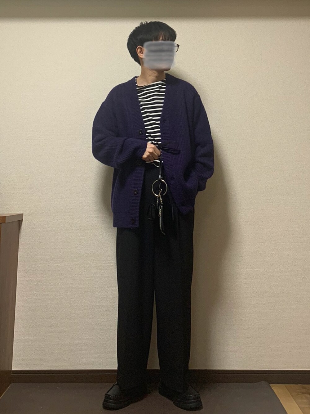 「WEARハロウィン2022、秋服、シンプルコーデ、ワイドパンツ、カーディガン、キレイめコーデ、紫、低身長、モノトーン」｜「SENSE OF PLACE by URBAN RESEARCHの『イージーケア』モヘアライクVネックカーディガン（カーディガン/ボレロ、パープル系）」を使った、Kaiseiさん（メンズ・164cm）の秋コーディネートの1枚目の写真