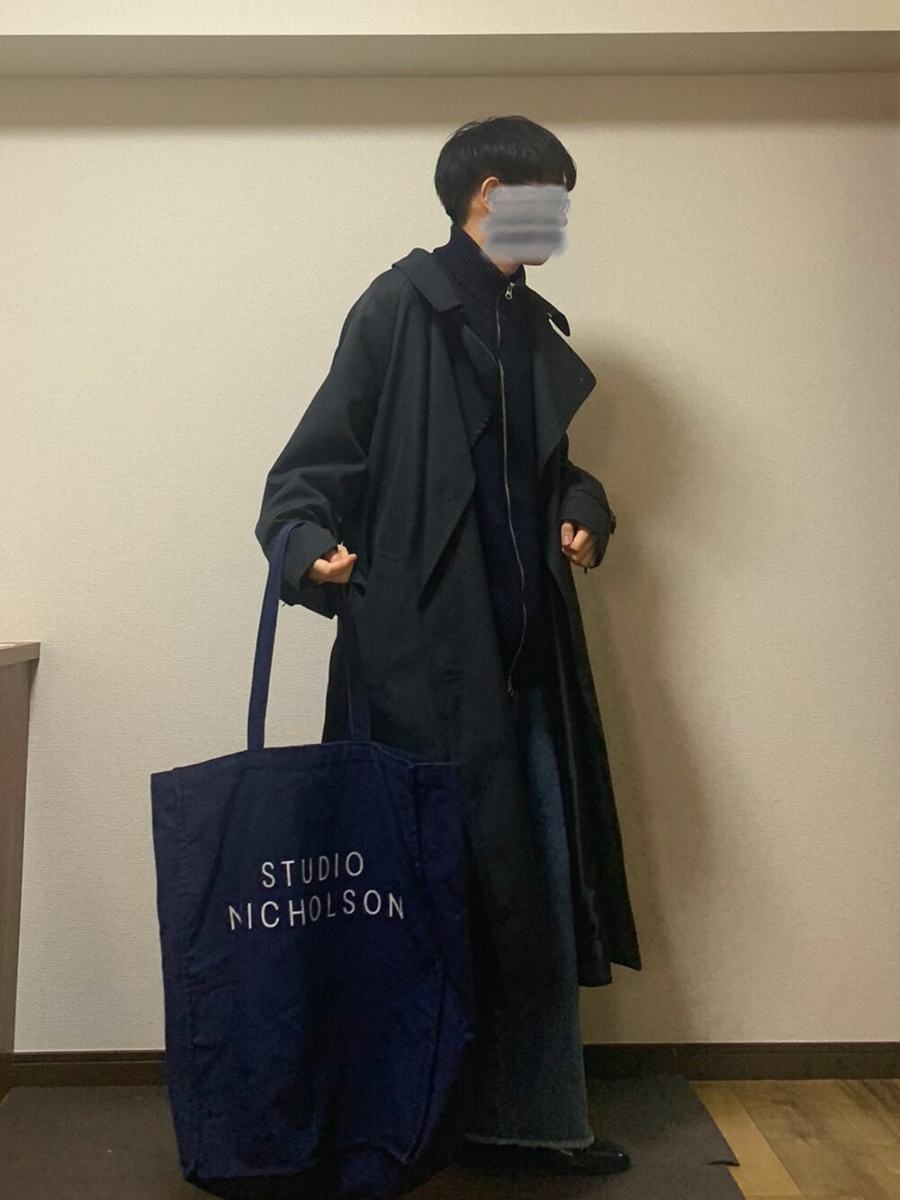 「WEARハロウィン2022、秋コーデ、デニム、トレンチコート、デニムコーデ、ブルー、グレーコーデ、低身長」｜「FREAK'S STOREのFREAK'S STORE/フリークスストア 【洗えるニット】畔編み ジップニットベスト/ニットベスト/ドライバーズベスト（ベスト、ブルー系）」を使った、Kaiseiさん（メンズ・164cm）の秋コーディネートの1枚目の写真