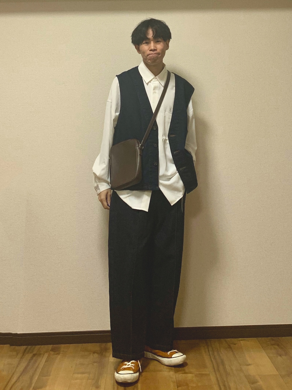 ブルー系のベスト、ホワイト系のシャツ/ブラウス、ブルー系のデニムパンツを着用したメンズの春コーディネートの1枚目の写真