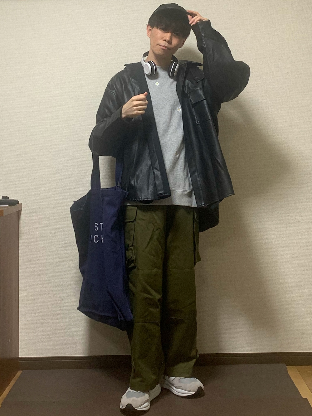 「いまどきジャケット写真、カジュアルコーデ、レザージャケット、カーゴパンツ、m47、ミリタリー、スウェット、トートバッグ、スニーカー、ニューバランス、キャップ、低身長、低身長コーデ、春コーデ」｜「JUNREDのシンセティックレザーCAP（キャップ、ブラック系）」を使った、Kaiseiさん（メンズ・164cm）の春コーディネートの1枚目の写真