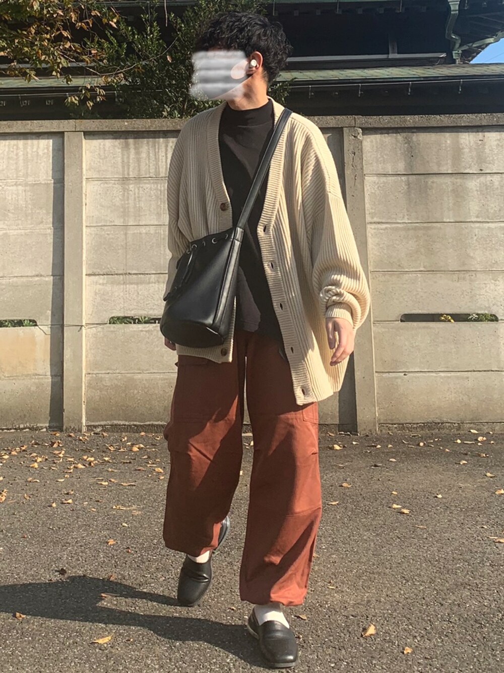 ホワイト系のカーディガン/ボレロ、ブラック系のショルダーバッグ、ブラック系のTシャツ/カットソーを着用したメンズの秋コーディネートの1枚目の写真