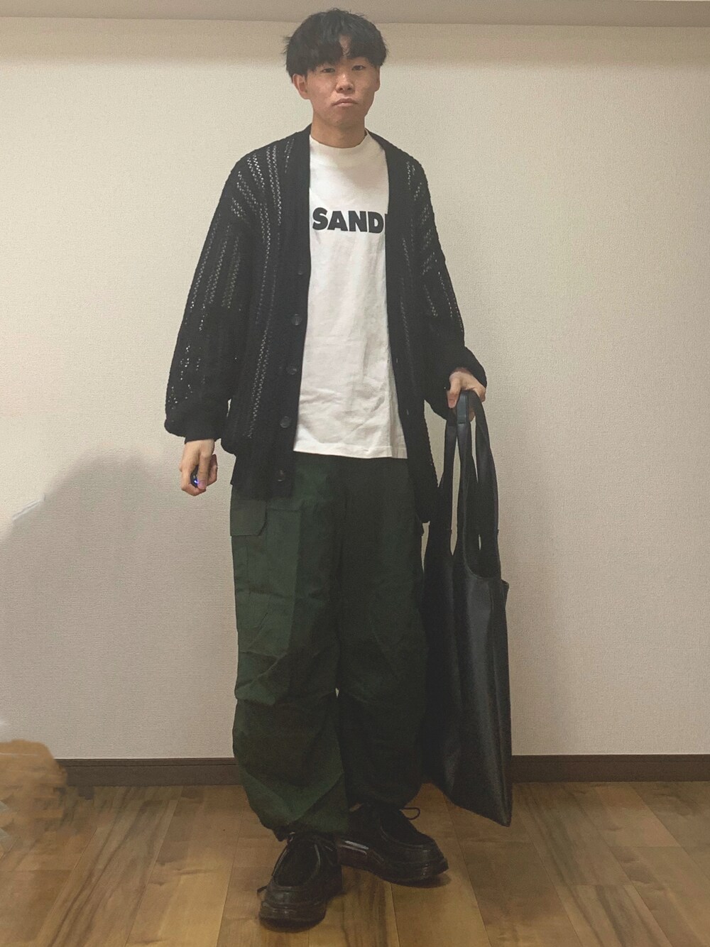 「シアーカーディガン、ロゴT、カーゴパンツ、ブラック、カーキ、きれいめカジュアル、レザー、低身長」｜「MONO-MARTのメッシュ編みボリュームニットルーズカーディガン 2022Spring（カーディガン/ボレロ、ブラック系）」を使った、Kaiseiさん（メンズ・164cm）の春コーディネートの1枚目の写真