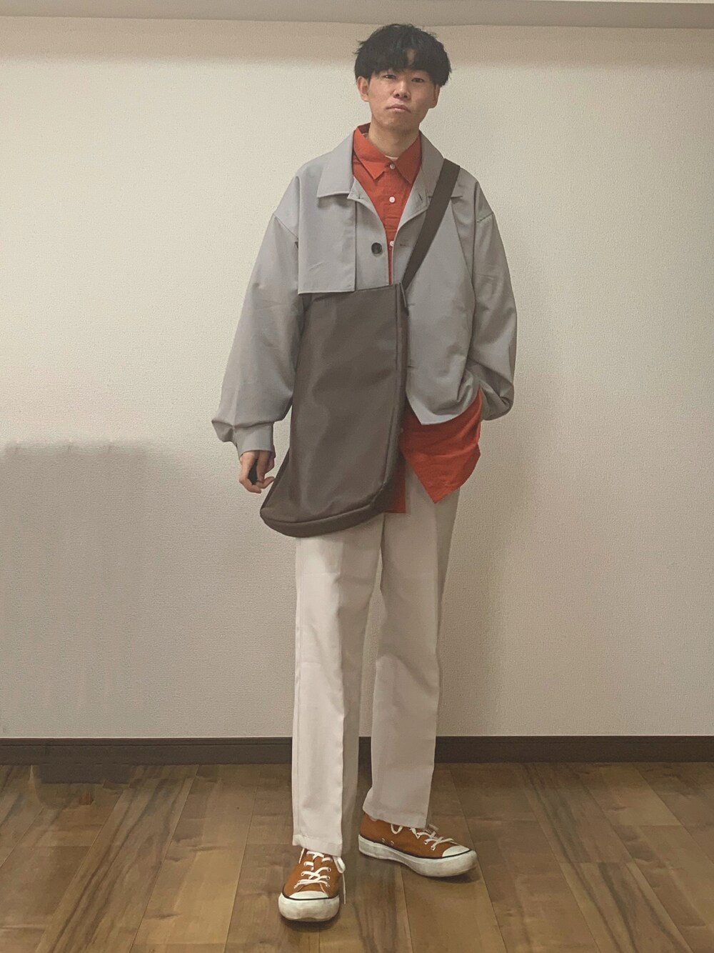 ベージュ系のブルゾン、ブラウン系のシャツ/ブラウス、ブラウン系のショルダーバッグを着用したメンズの春コーディネートの1枚目の写真