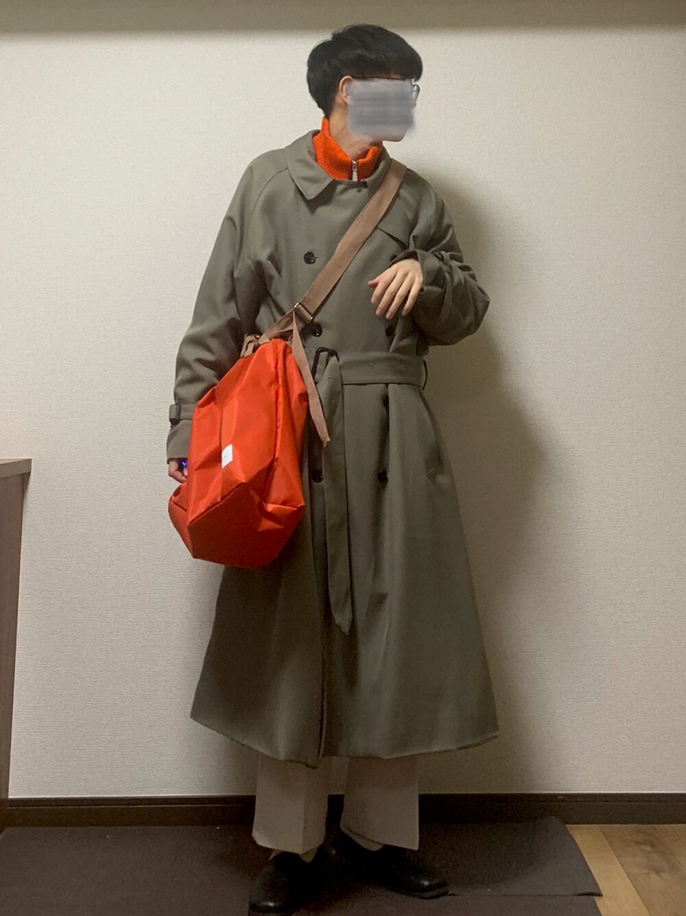 「秋服コーデ、きれいめカジュアル、カジュアル、メンズファッション、デートコーデ、トレンチコート、ロングコート、オレンジニット、グレージュ、低身長、お洒落さんとつながりたい、ビッグシルエット」｜「ENDER PRODUCTSのスタプレ オーバーヨークワイドトレンチコート 2022 SPRING【ENDER PRODUCTS/エンダープロダクツ】（トレンチコート、ベージュ系）」を使った、Kaiseiさん（メンズ・164cm）の秋コーディネートの1枚目の写真