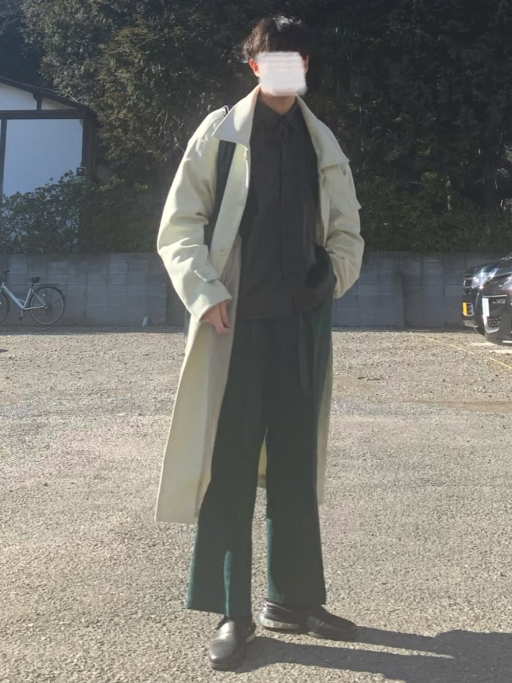 「モード、ホワイトコート、レザーシャツ、グリーン、お洒落さんとつながりたい、低身長」｜「AIVERのCASPER JOHN AIVER　W70メルトンカバードステンカラーコート（ステンカラーコート、ベージュ系）」を使った、Kaiseiさん（メンズ・164cm）の冬コーディネートの1枚目の写真