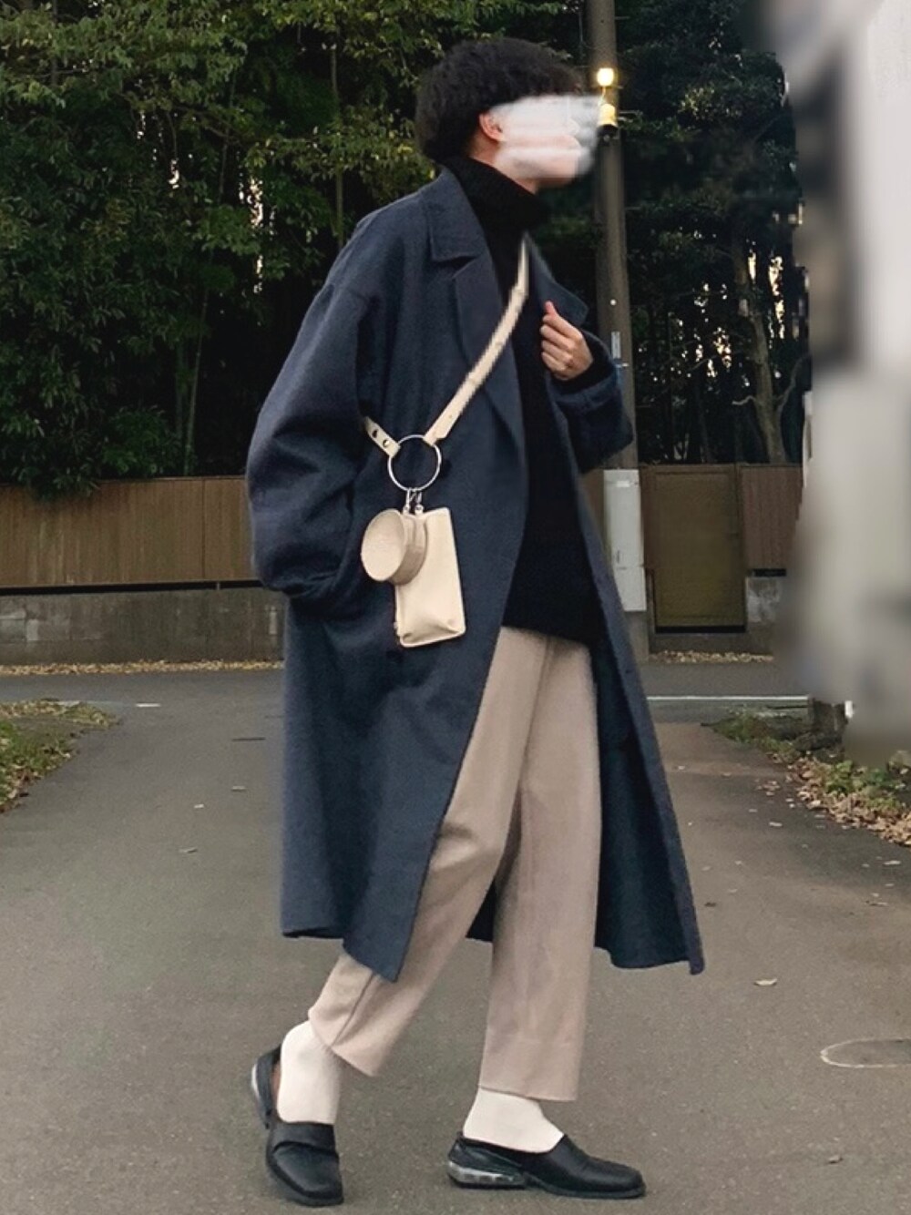 「ロングコート、タートルネックニット、きれいめカジュアル、シンプルコーデ、低身長、今日のコーデ、ブルー x ホワイト」｜「JUNREDのウールリバーオーバーコート（トレンチコート、ブルー系）」を使った、Kaiseiさん（メンズ・164cm）の秋コーディネートの1枚目の写真