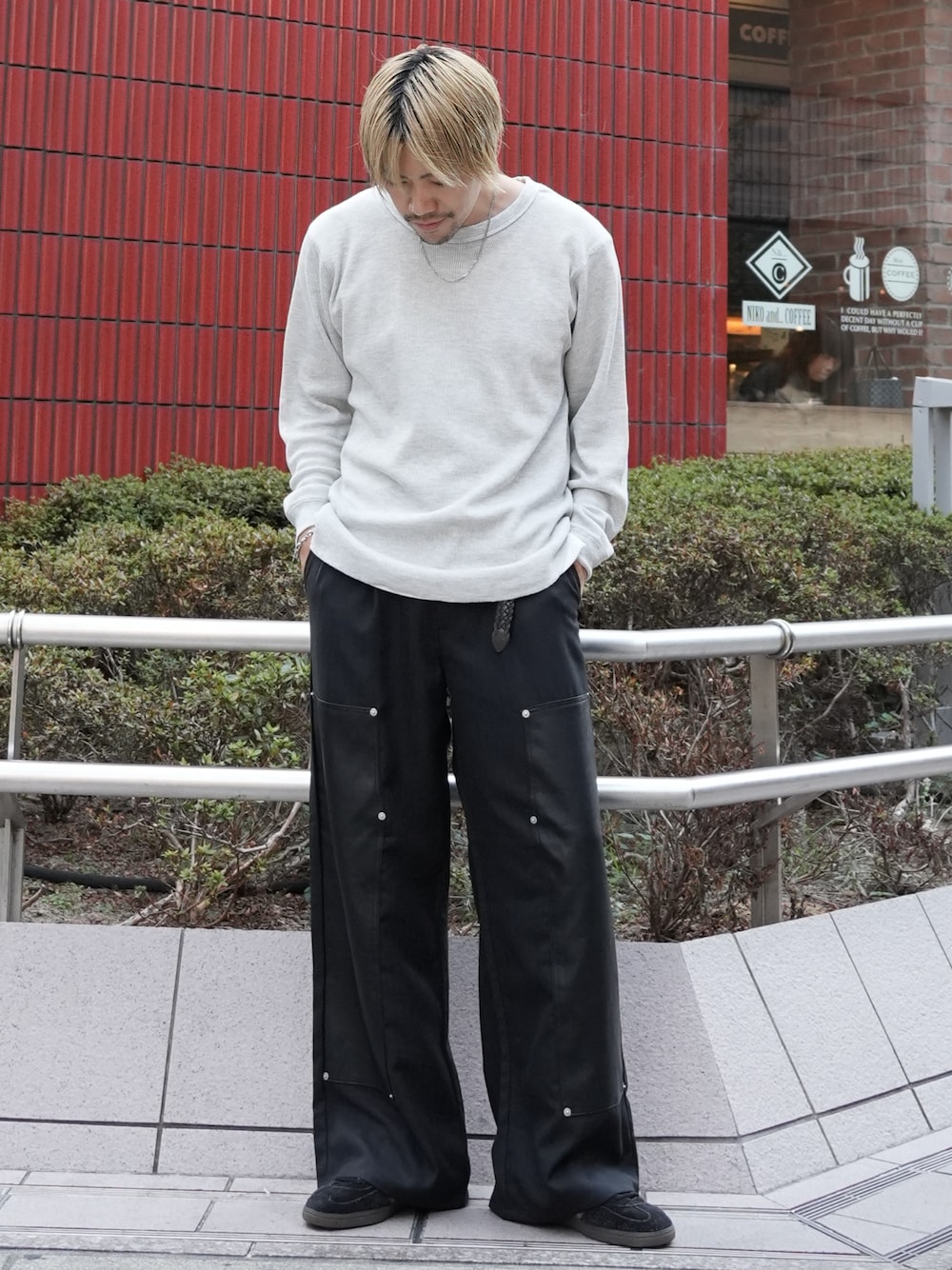 ブラック系のスラックス、グレー系のTシャツ/カットソー、ブラック系のベルトを着用したメンズの秋コーディネートの1枚目の写真