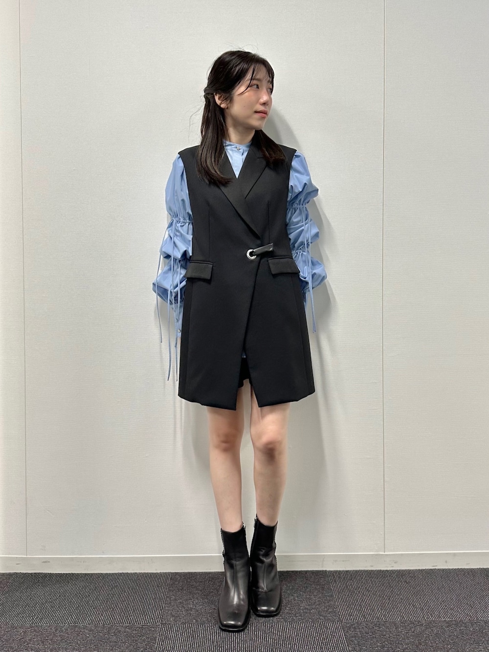 「オフィスカジュアル、ショートパンツ、セットアップ、秋コーデ、ボリューム袖、テーラード、カラー×コーデ、きれいめカジュアル、オトナカジュアル、通勤コーデ」｜「LOVELESSのタキシードジレ（ベスト、ブラック系）」を使った、清水 みゆきさん（レディース・158cm）の夏コーディネートの1枚目の写真