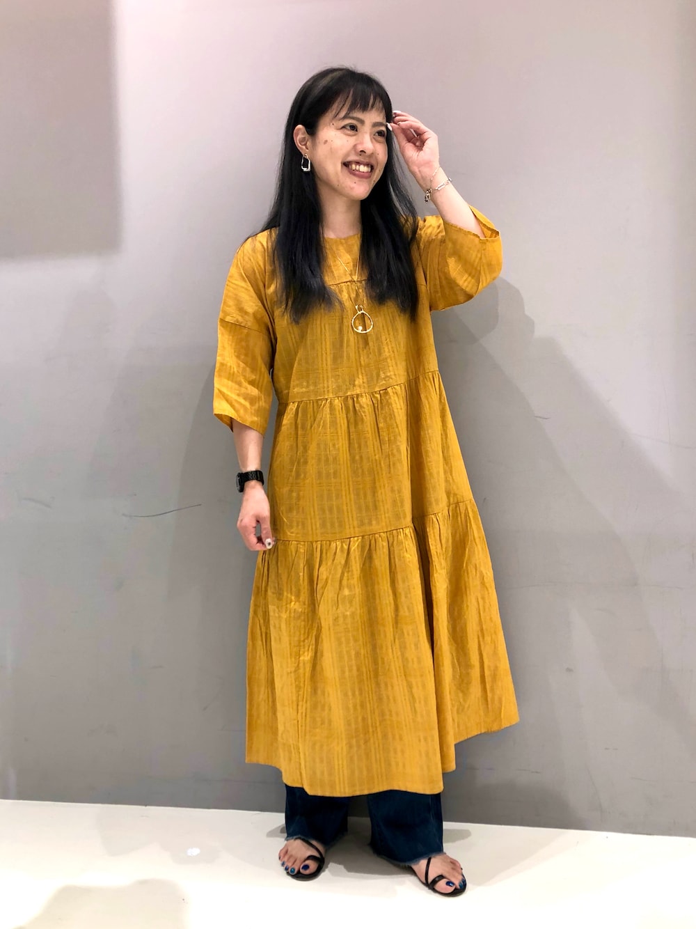 「デニム、ワンピース、大人カジュアル、マスタード、ワンピーススタイル、ティアード、秋コーデ、CRAFT STANDARD BOUTIQUE」｜「CRAFT STANDARD BOUTIQUEのクルーネックティアードワンピース　＊（ワンピース、イエロー系）」を使った、maikoさん（レディース・157cm）の秋コーディネートの1枚目の写真