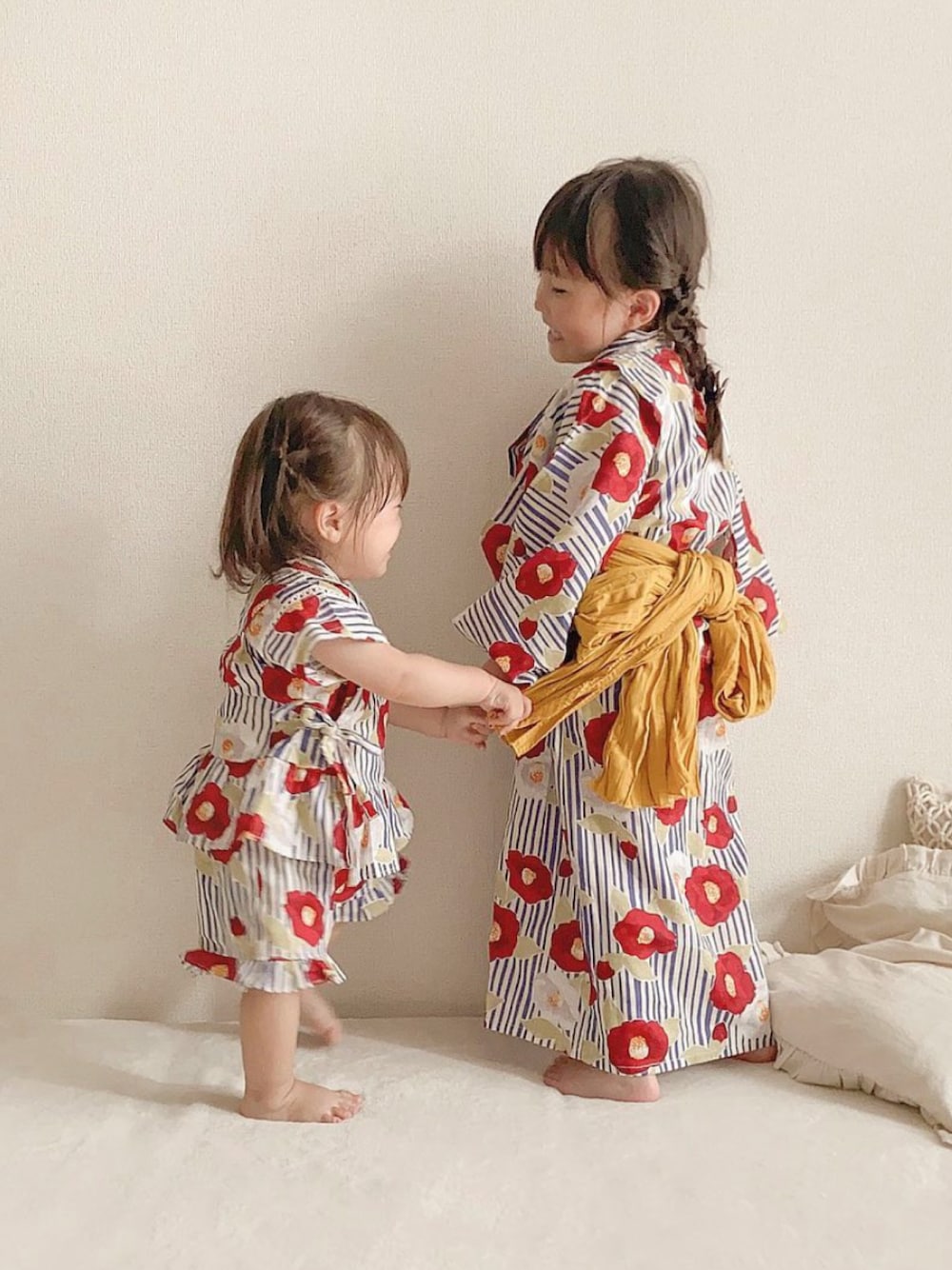 「キッズコーデ、浴衣、甚平、姉妹コーデ」｜「apres les coursの【GIRLS甚平/5柄展開】あぷれのはんなり甚平（浴衣、レッド系）」を使った、fukaさん（キッズ・110cm）の夏コーディネートの1枚目の写真