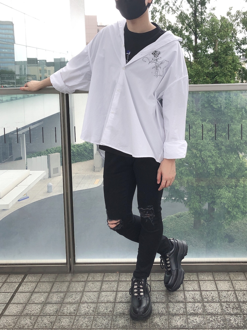 「スニーカー、シンプル、大人カジュアル、ootd、シャツコーデ、秋コーデ、おしゃれさんと繋がりたい、高身長コーデ、いいね、save、フォローお願いします🤑、いいね返し、韓国ファッション」｜「ADRERの【ADRER】バラプリントブロードオーバーシャツ（シャツ/ブラウス、ホワイト系）」を使った、たくさん（メンズ・180cm）の秋コーディネートの1枚目の写真
